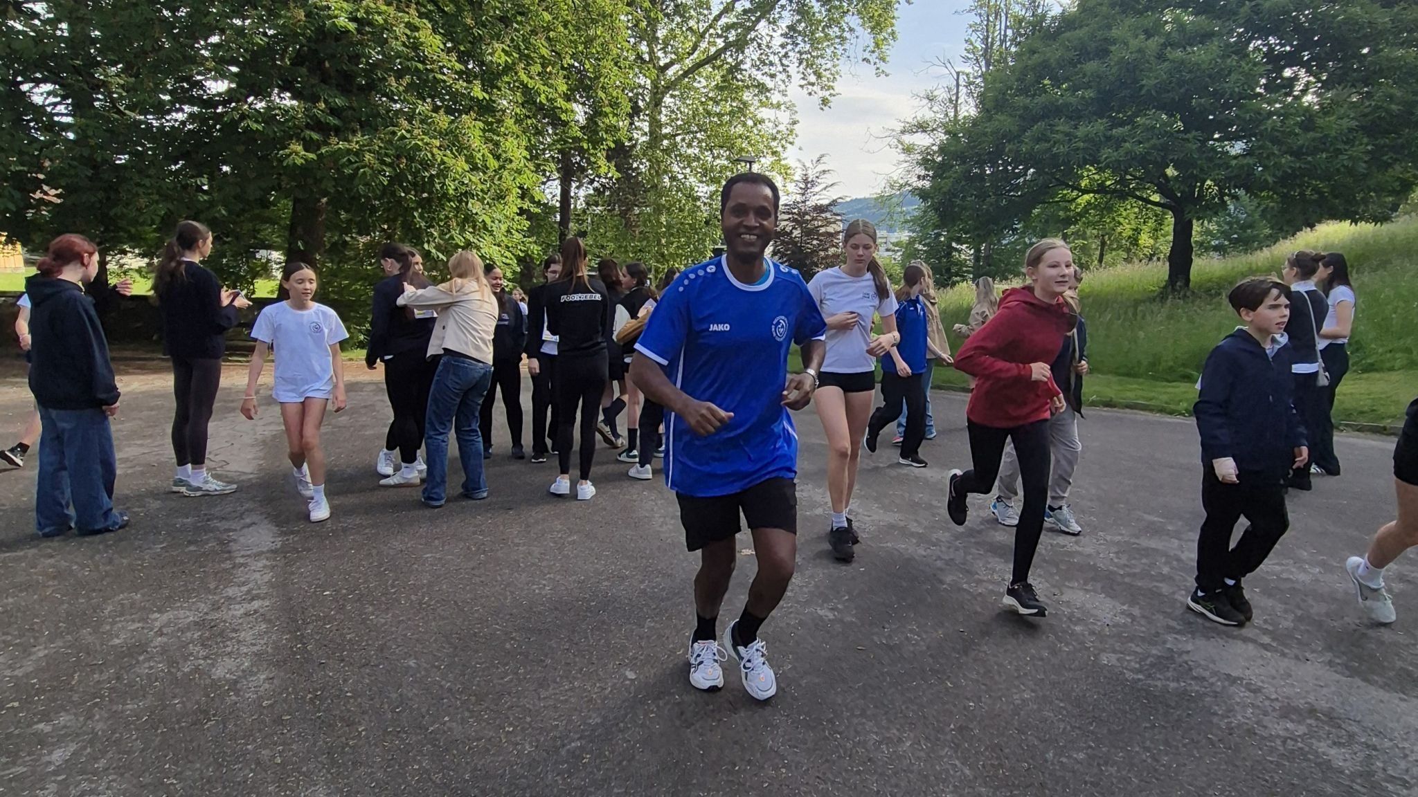 Runde für Runde Spenden gesammelt, Jugendliche und Lehrer der Schulen Riedenburg