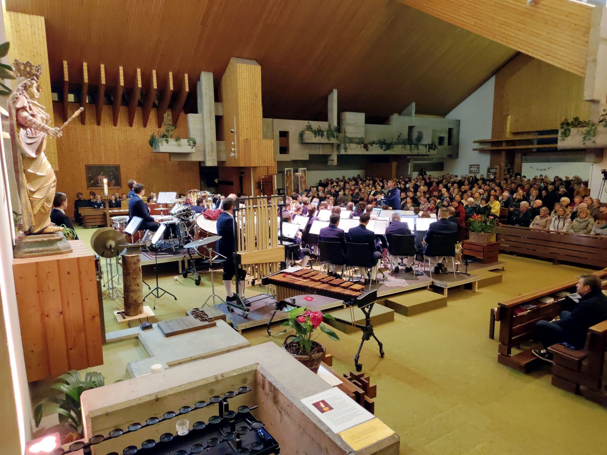 Mit „Spirit of Time“ setzte die Kapelle einen festlichen Höhepunkt in der vollbesetzten Kirche..