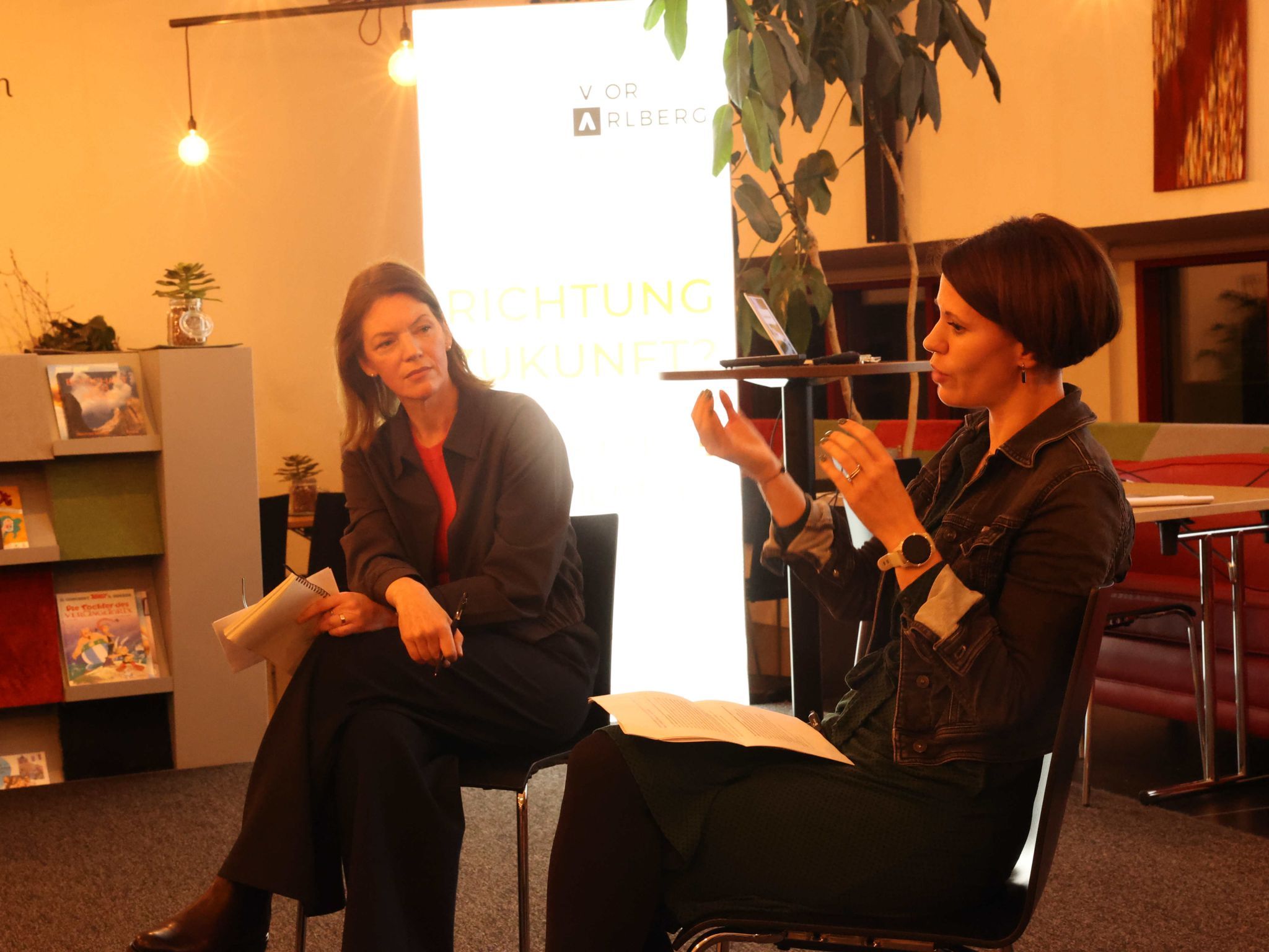 Christina Meusburger und Martina Ott (PH Vbg.) im Gespräch.