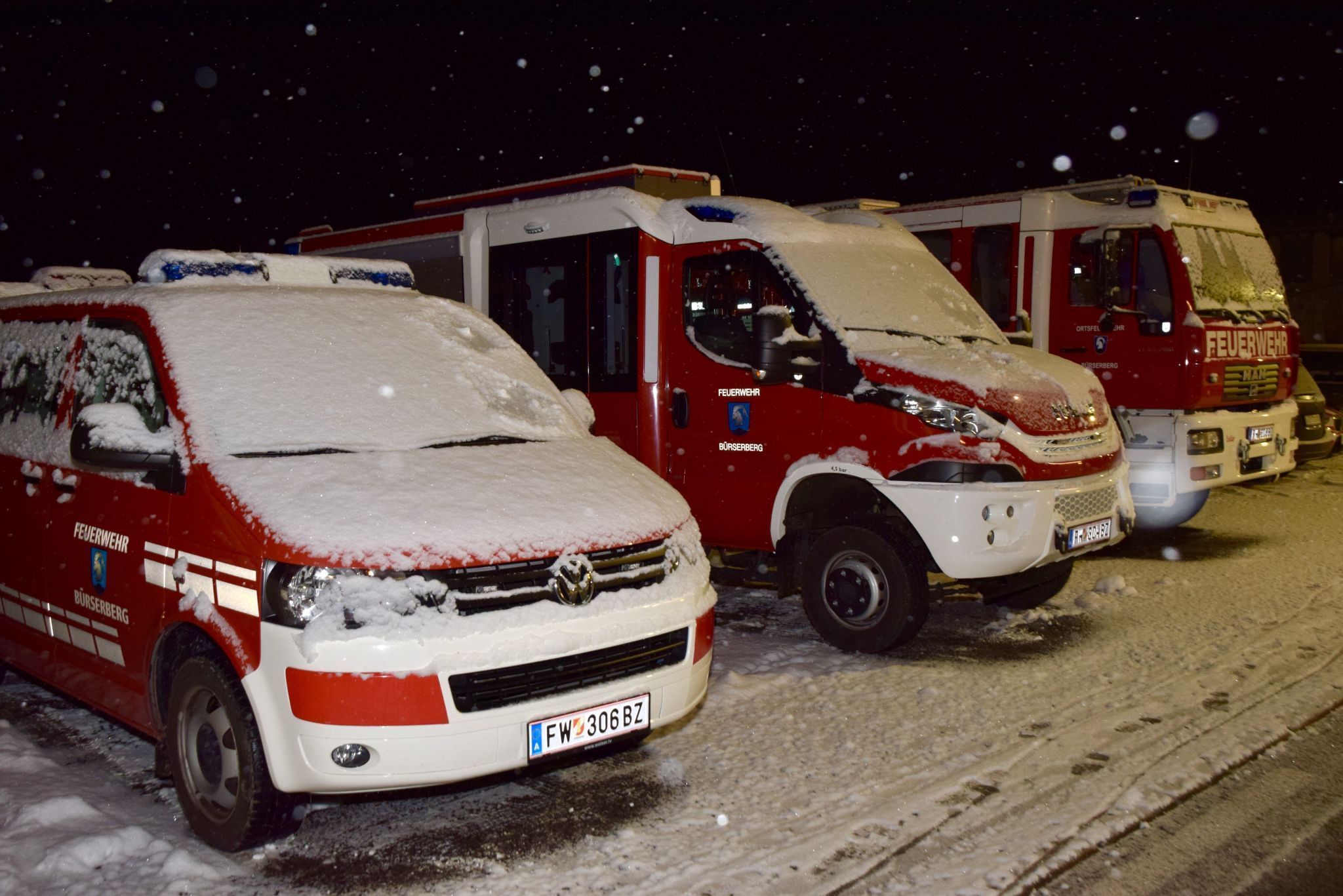 Die Fahrzeuge der Bürserberger Ortsfeuerwehr waren während der Versammlung auf einem nahegelegenen Parkplatz abgestellt.