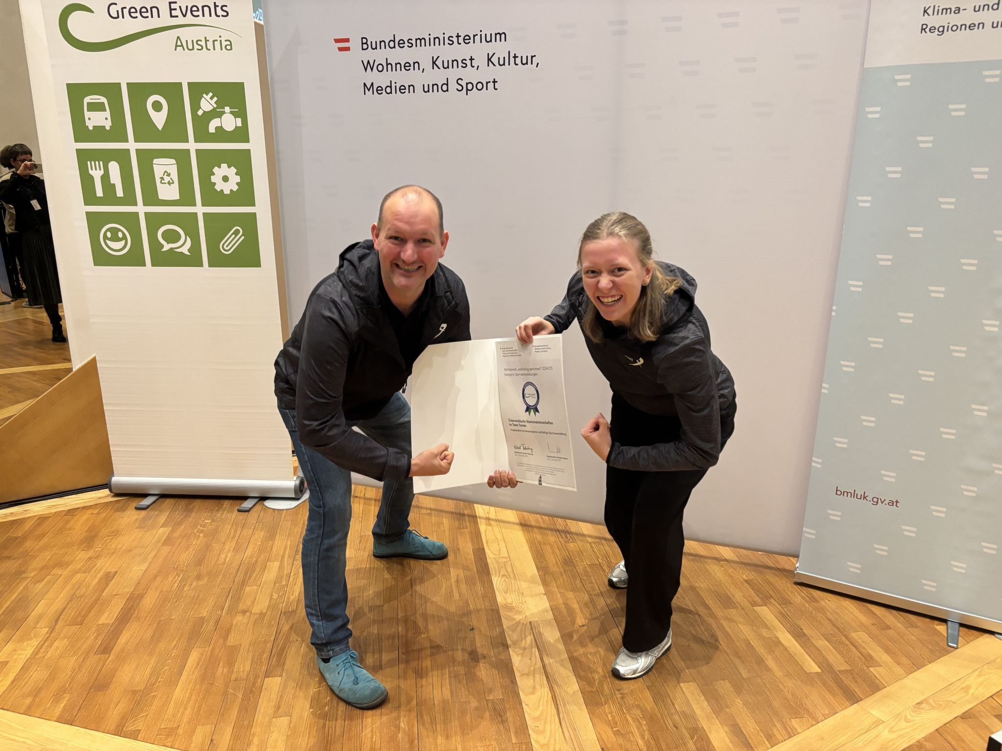 Lukas Köb und Tabea Dür freuen sich sichtlich über die Auszeichnung. (FOTO: TSW/NAM)