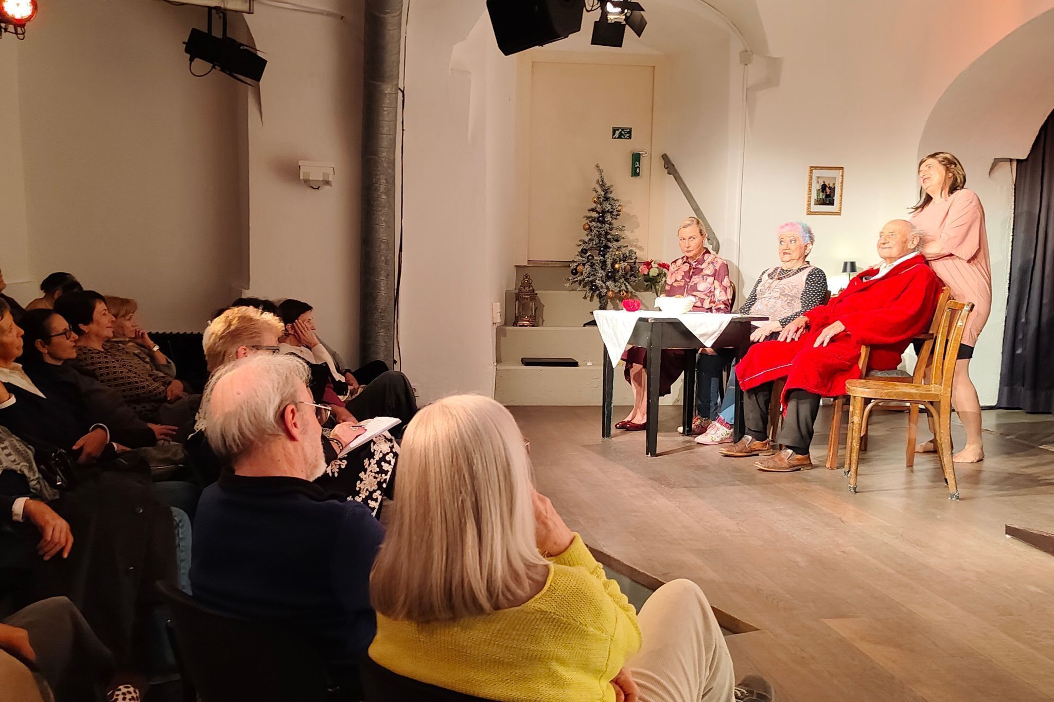 Monsieur Pierre plagt das Kreuz – zum Glück weiß Physiotherapeutin Flora genau, wie sie seine Verspannungen löst.