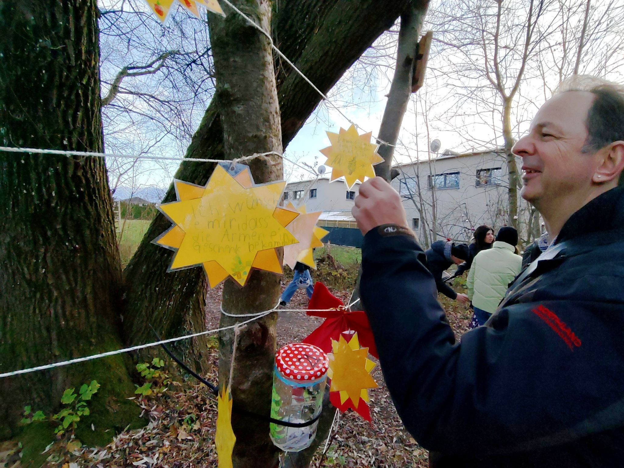 Auch Bürgermeister Gerd Fleisch las die Wünsche der Kinder an das Christkind.