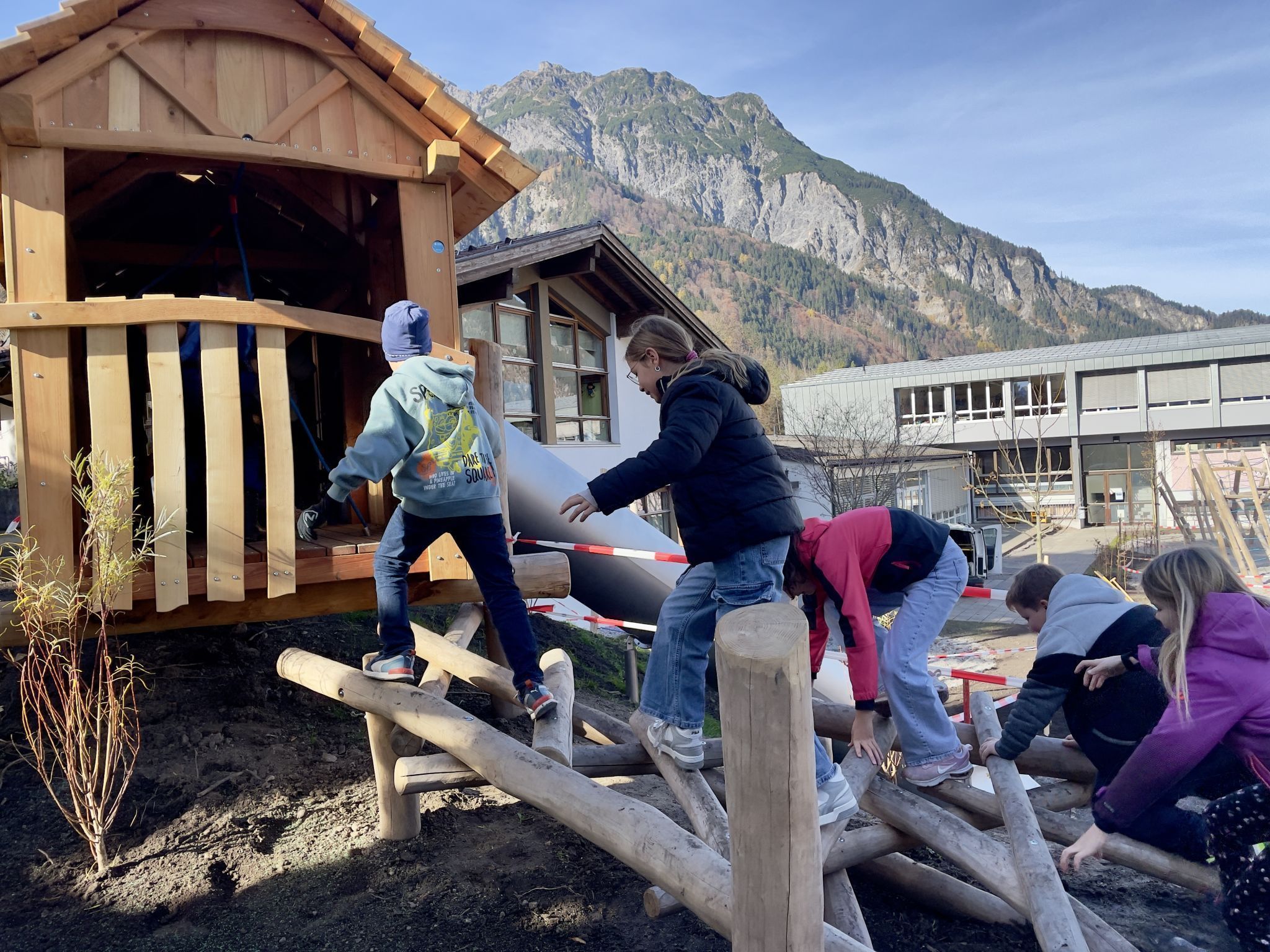 Auf Erkunudungstour am neuen Spielplatz beim Bildungscampus