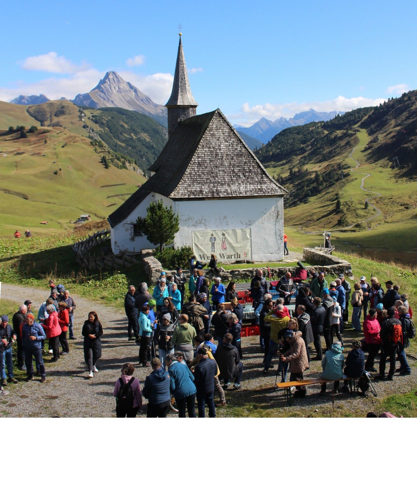 Ausgefallene Location für eine Weinverkostung: der Platz bei der Kapelle am Simmel am Hochtannberg.