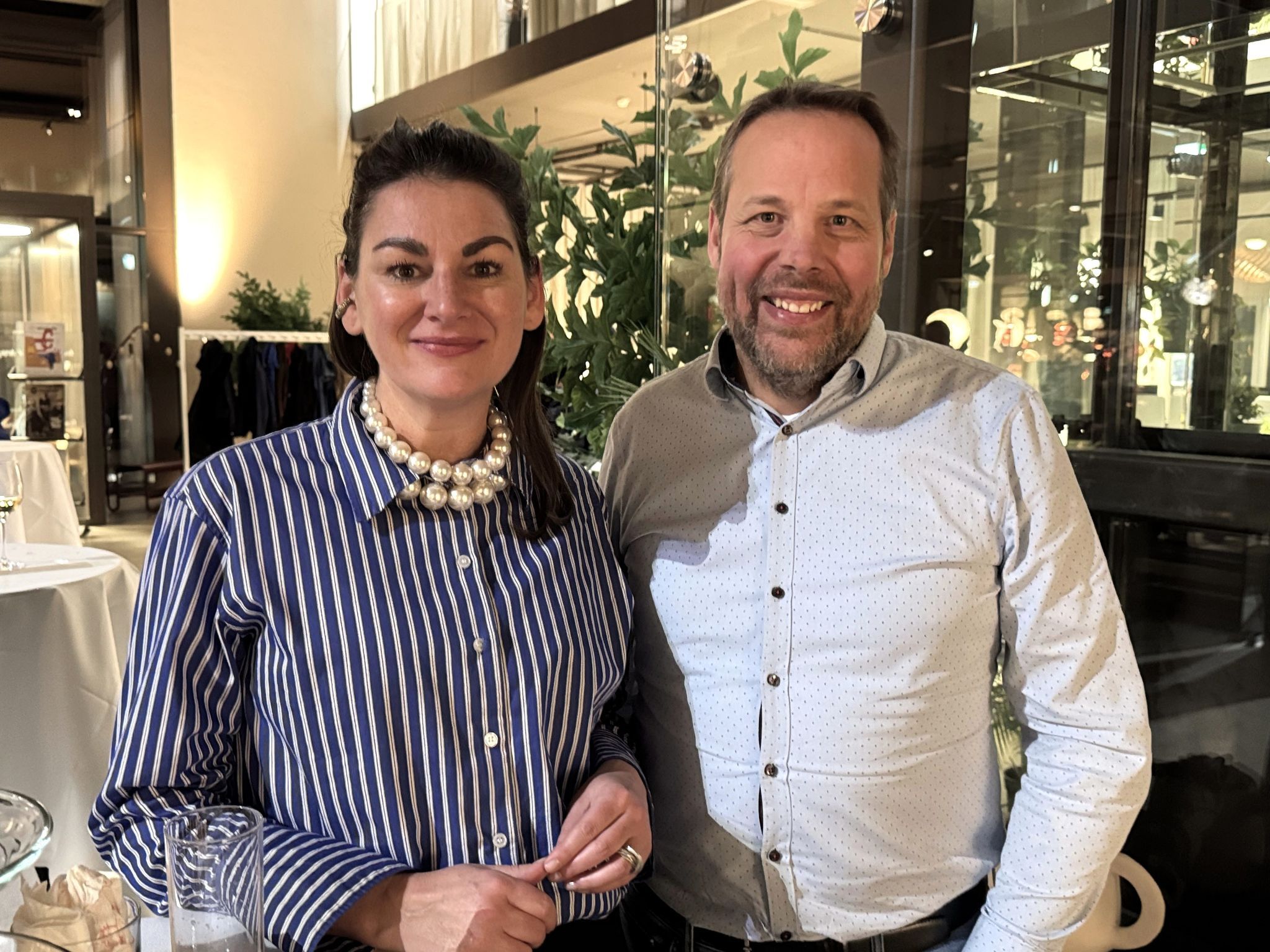 Moderatorin Bettina Steindl (CampusVäre) und Philipp Nagel (Vitra).