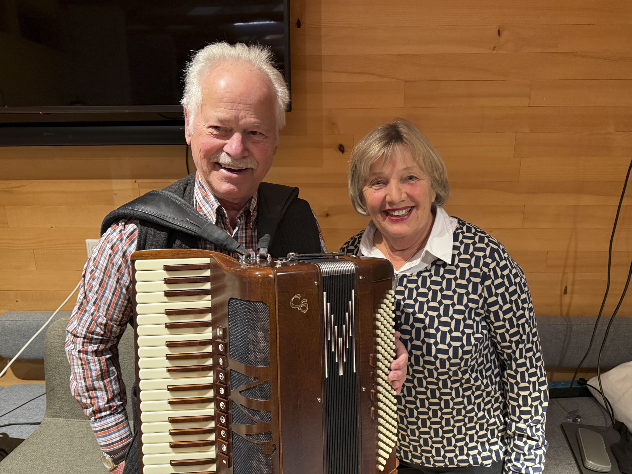 Akkordeonspieler Hans Casera und Reingard Pichler