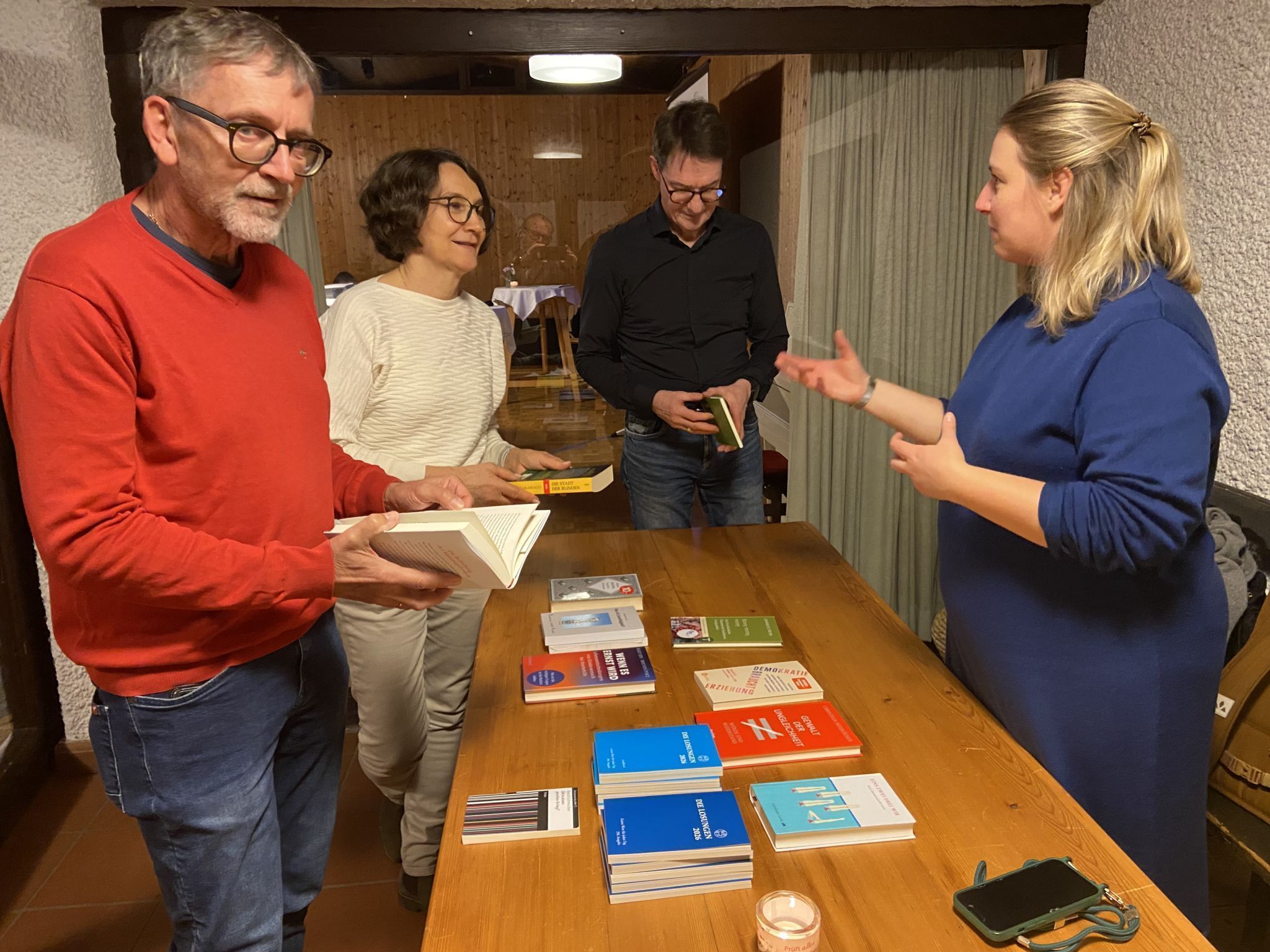 Die Bregenzer Buchhandlung Arche bietet an allen drei Tagen einen reichhaltigen Büchertisch zum Thema an.
