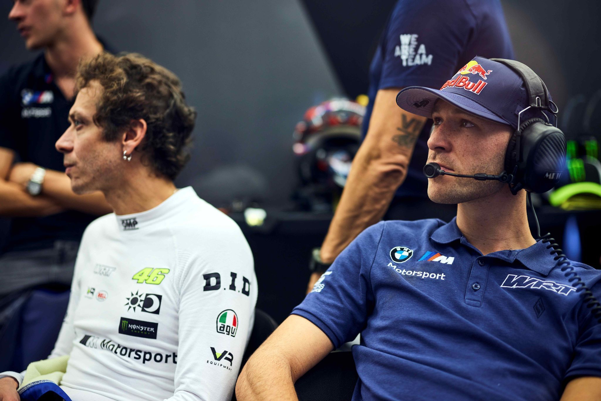 Kelvin van der Linde (rechts) und sein BMW-Kollege Valentino Rossi.