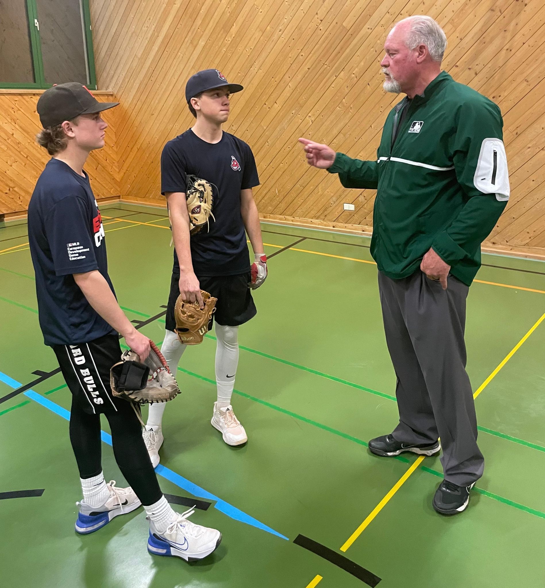 Ted Barrett im Austausch mit dem Nachwuchs der Indians.
