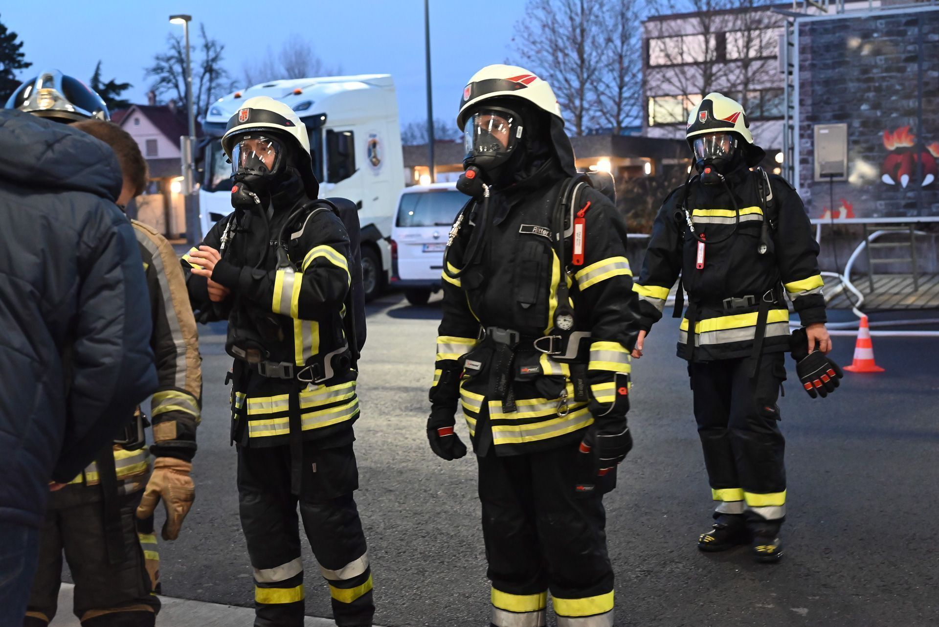 Nach der Übung wird der Einsatz besprochen.