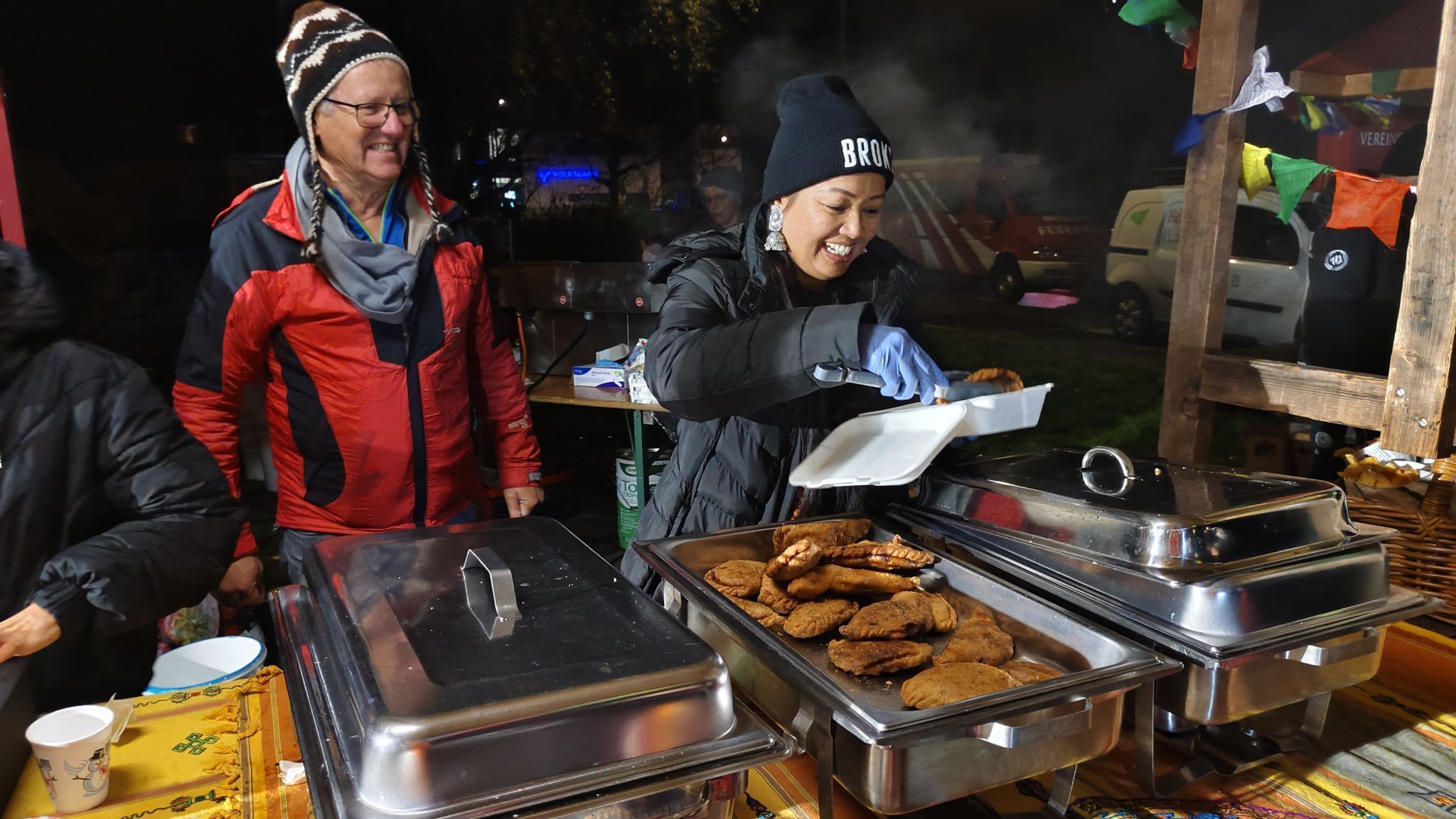 Maya und ihre Familie verwöhnten die Gäste mit frischen Momos und Samosas.