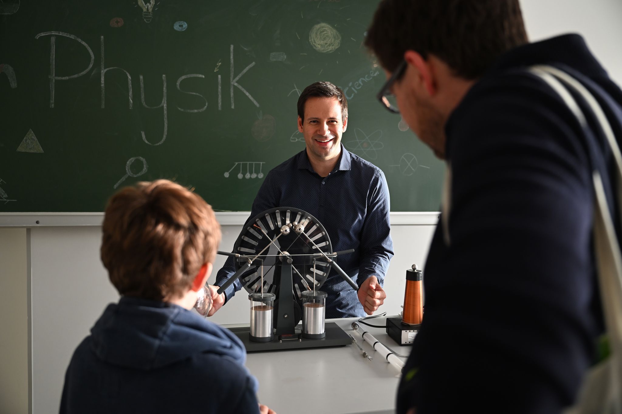 Im Physiksaal führte der Lehrer typische Versuche vor.