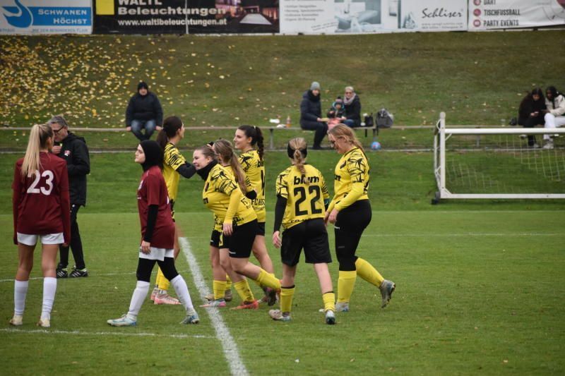 In der Mitte: Lara Scheichl.Verein