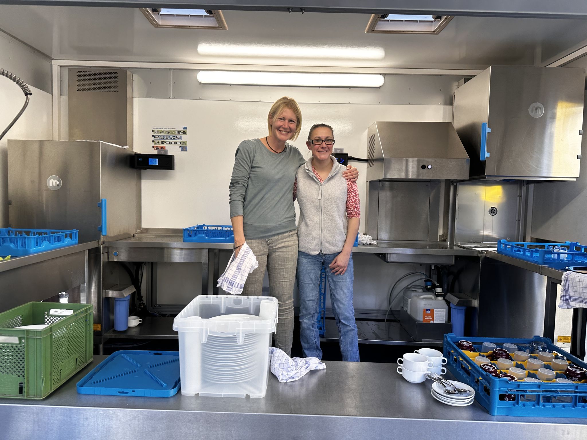 Annina Remm und Julia Hasch sorgten für das leibliche Wohl der Gäste