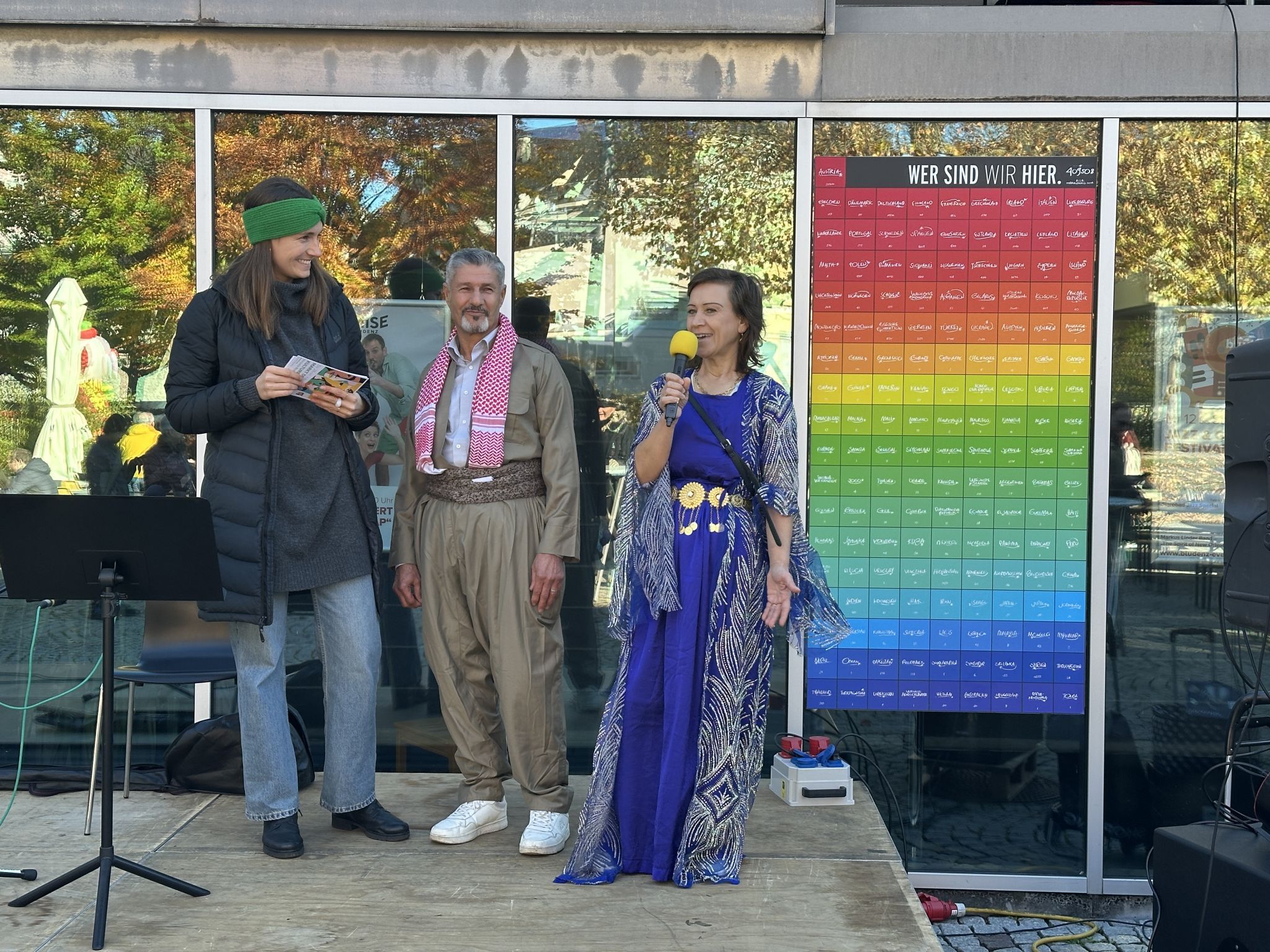 Moderatorin Laura Proell mit dem Musiker Farhomuvad Ibrahim aus Kurdistan sowie dessen Frau Shkukrid aus Syrien (Bildergalerie)