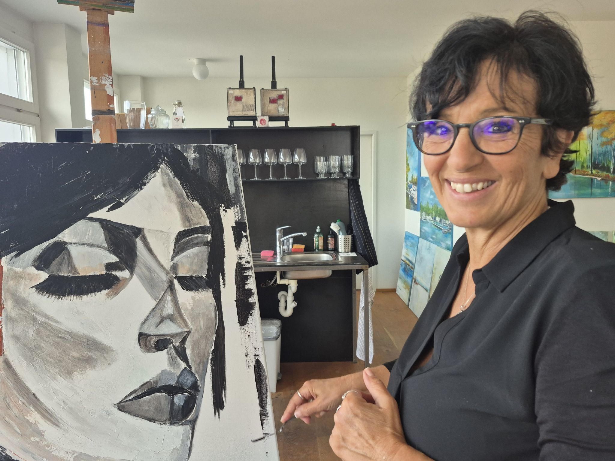 Für Cornelia Hartmann ist das Atelier im Frixa-Gebäude ein Rückzugsort. An  der Acrylmalerei schätzt sie die kreative Freiheit. 