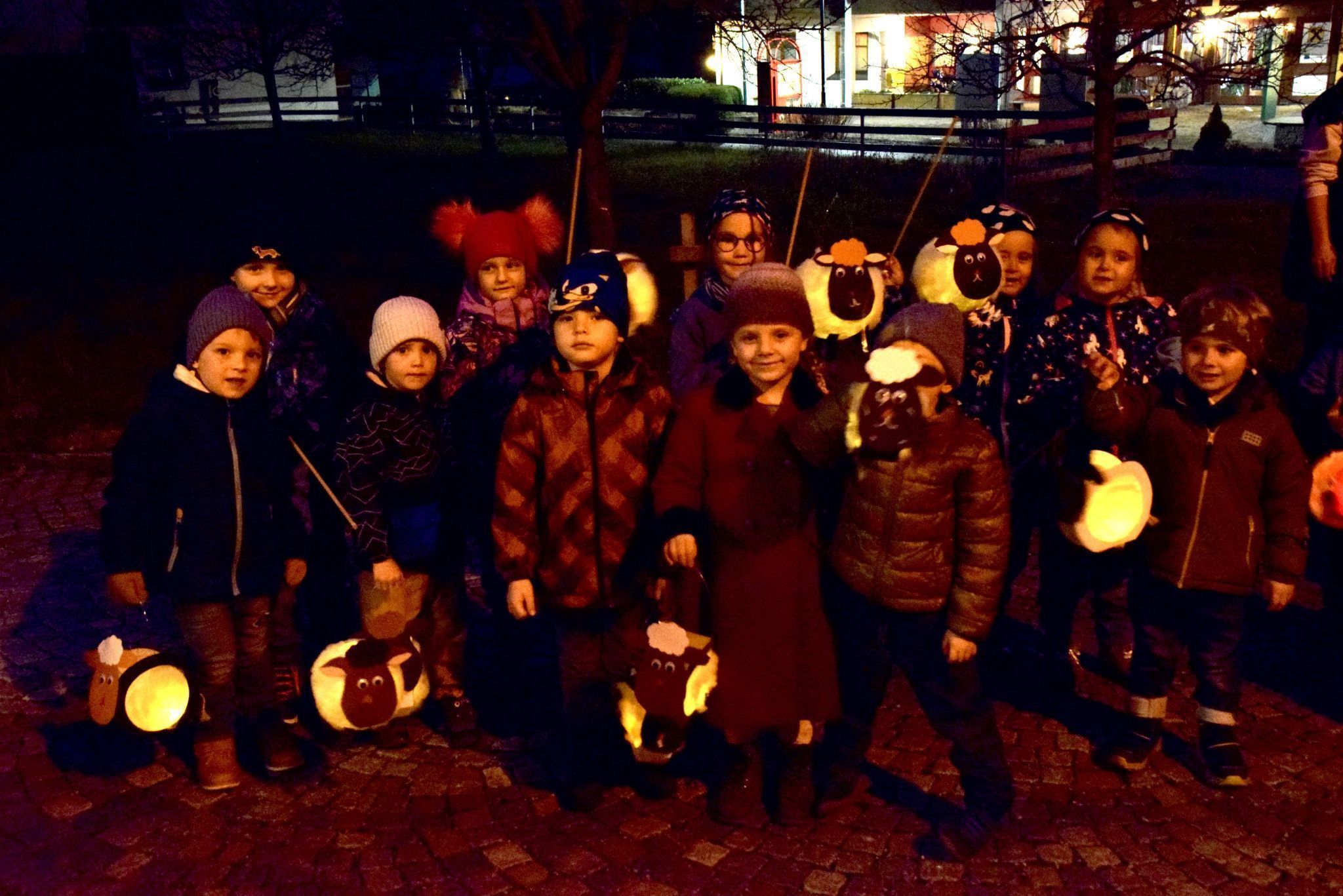 Die Kindergartenkinder brachten ihre Laternen mit.