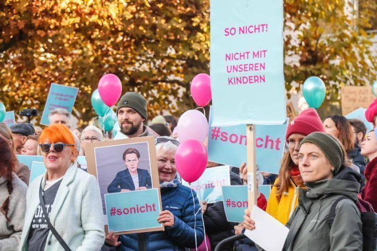 "Das kann es nicht sein, sehe ich partout nicht ein" – Von der Demo für die Geburtenstation Dornbirn