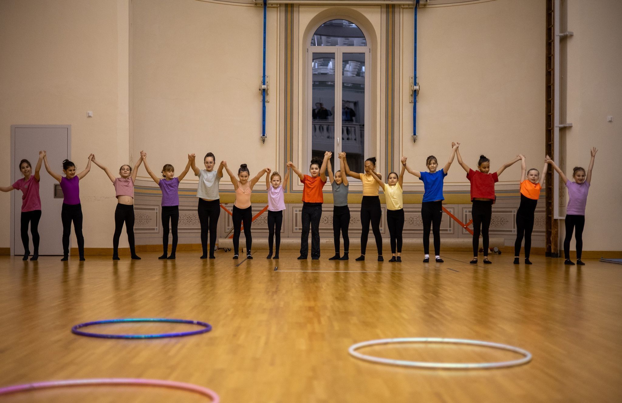Die älteren Gymnastinnen überzeugten das Publikum mit einer Darbietung mit Reifen.