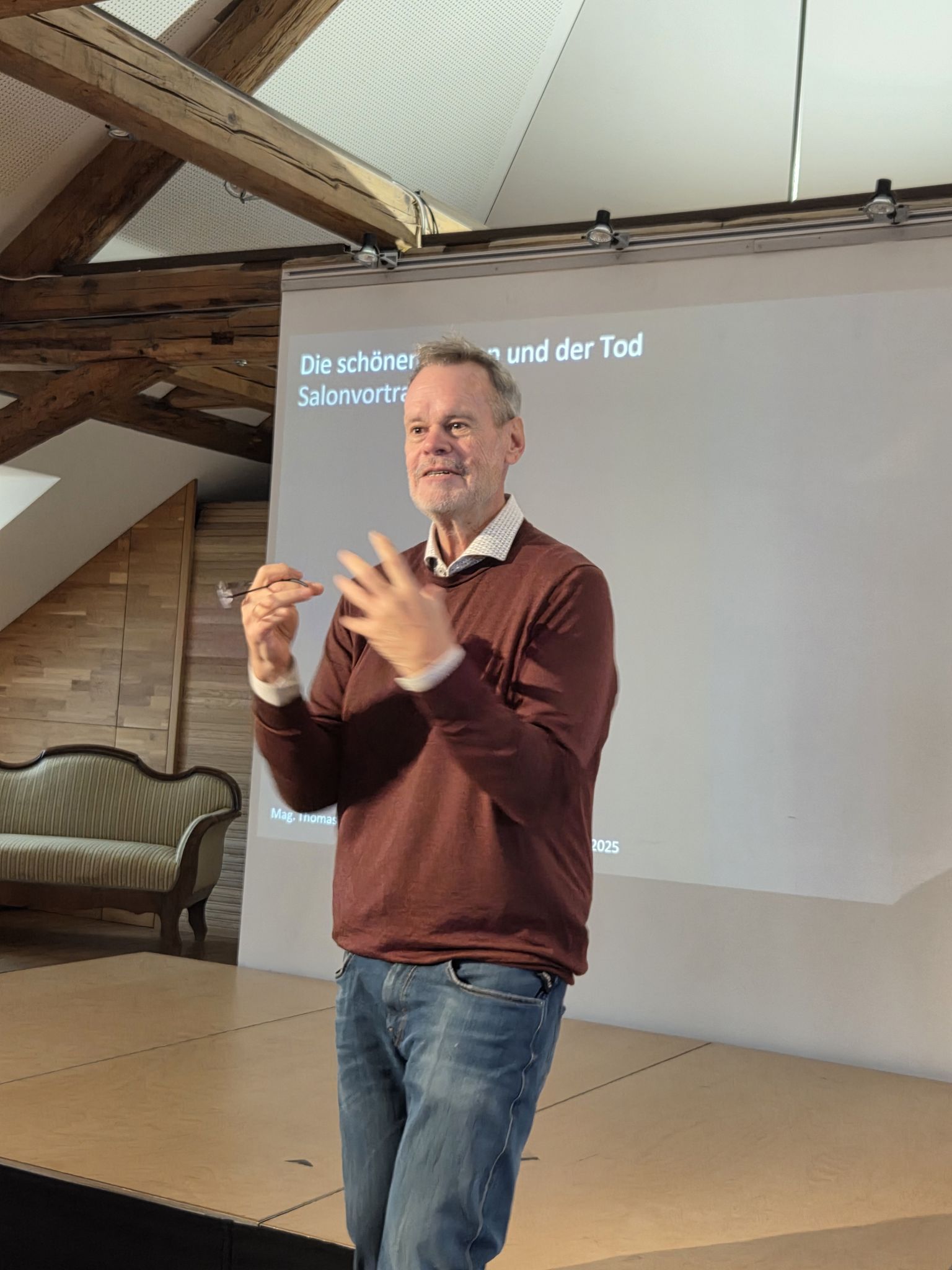 Totentanz-Experte Thomas Schiretz bei seinen spannenden Ausführungen (Foto OS)