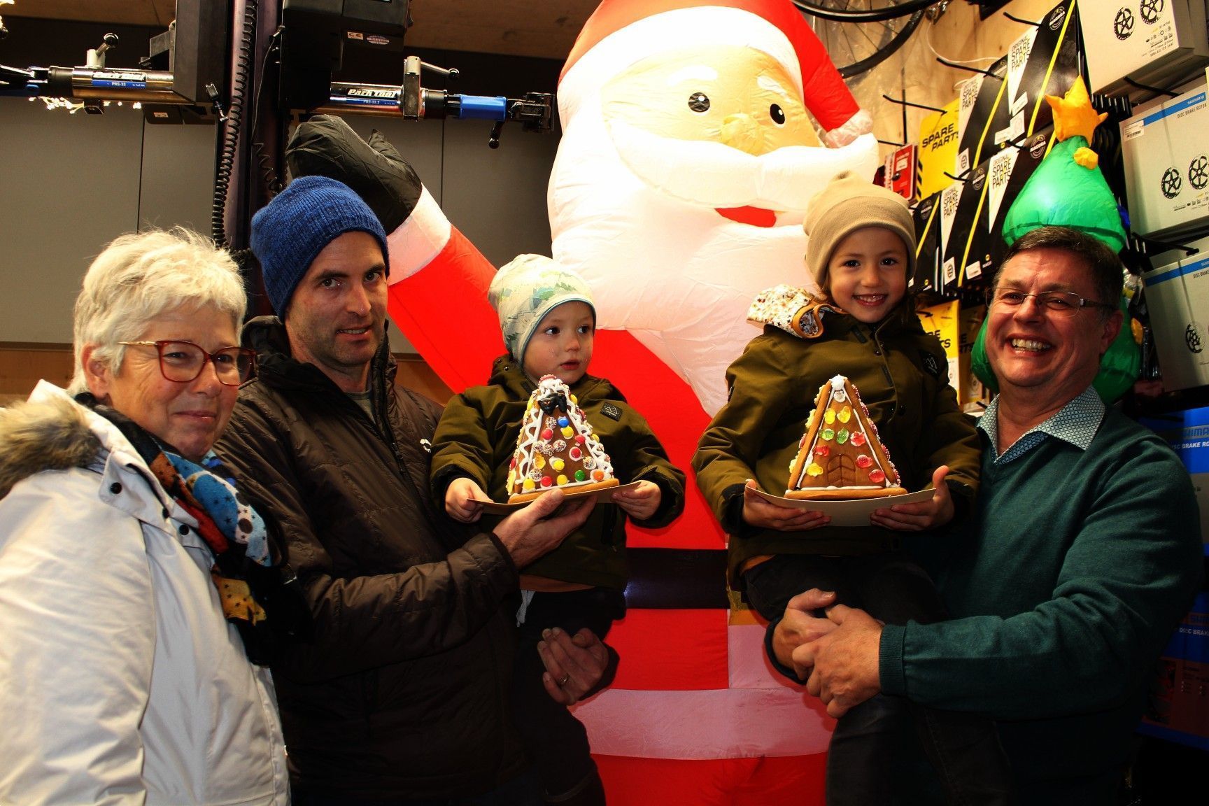 Paul und Ida zeigten stolz ihre Lebkuchenhäuschen, die sie mit Papa Lukas, Oma Ursula und Opa Martin basteln durften. PETER STRAUSS   