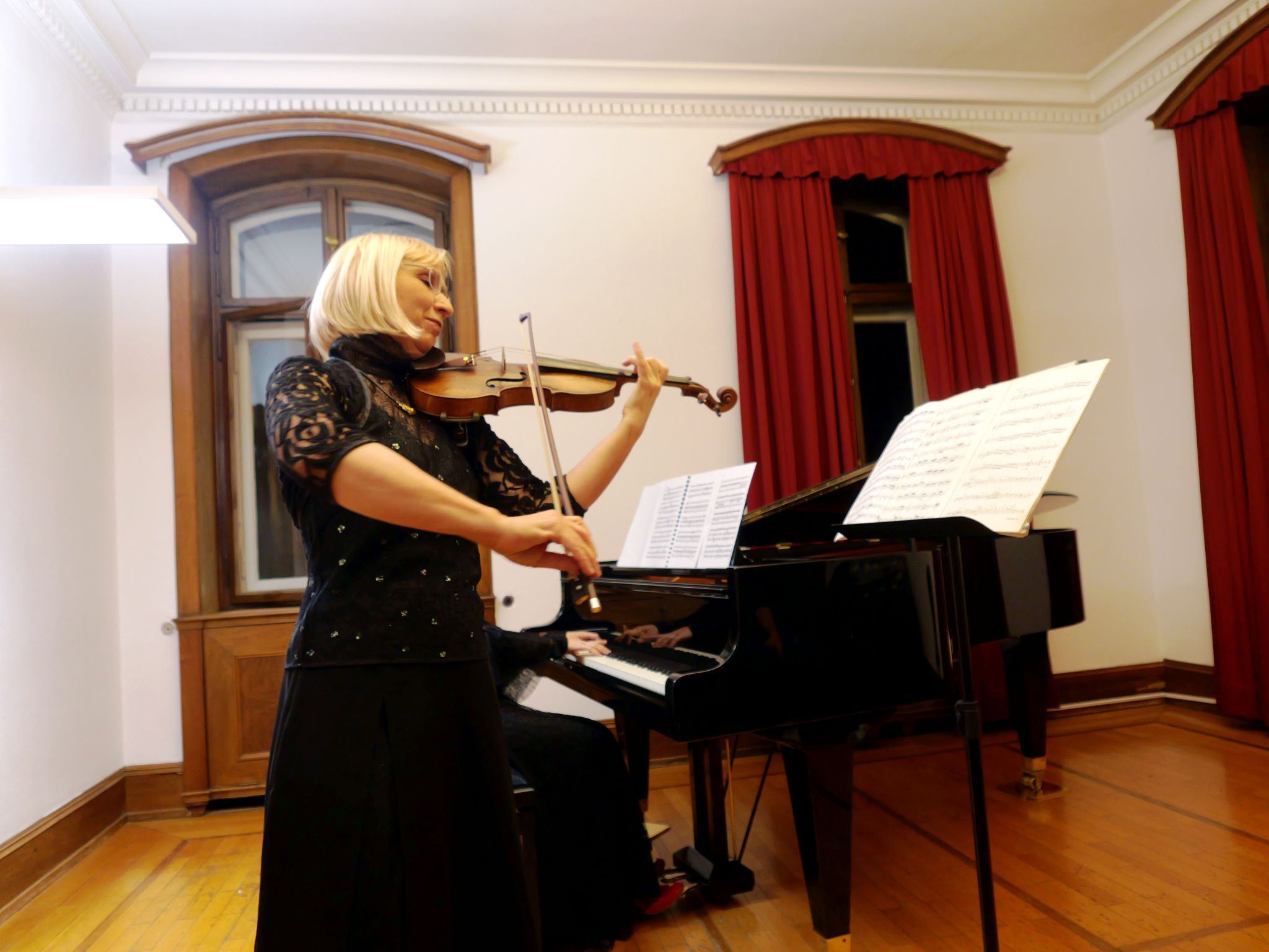 Violinistin Regina Florey gestaltete das Allegro con spirito mit eleganter Leichtigkeit und warmem Ton.