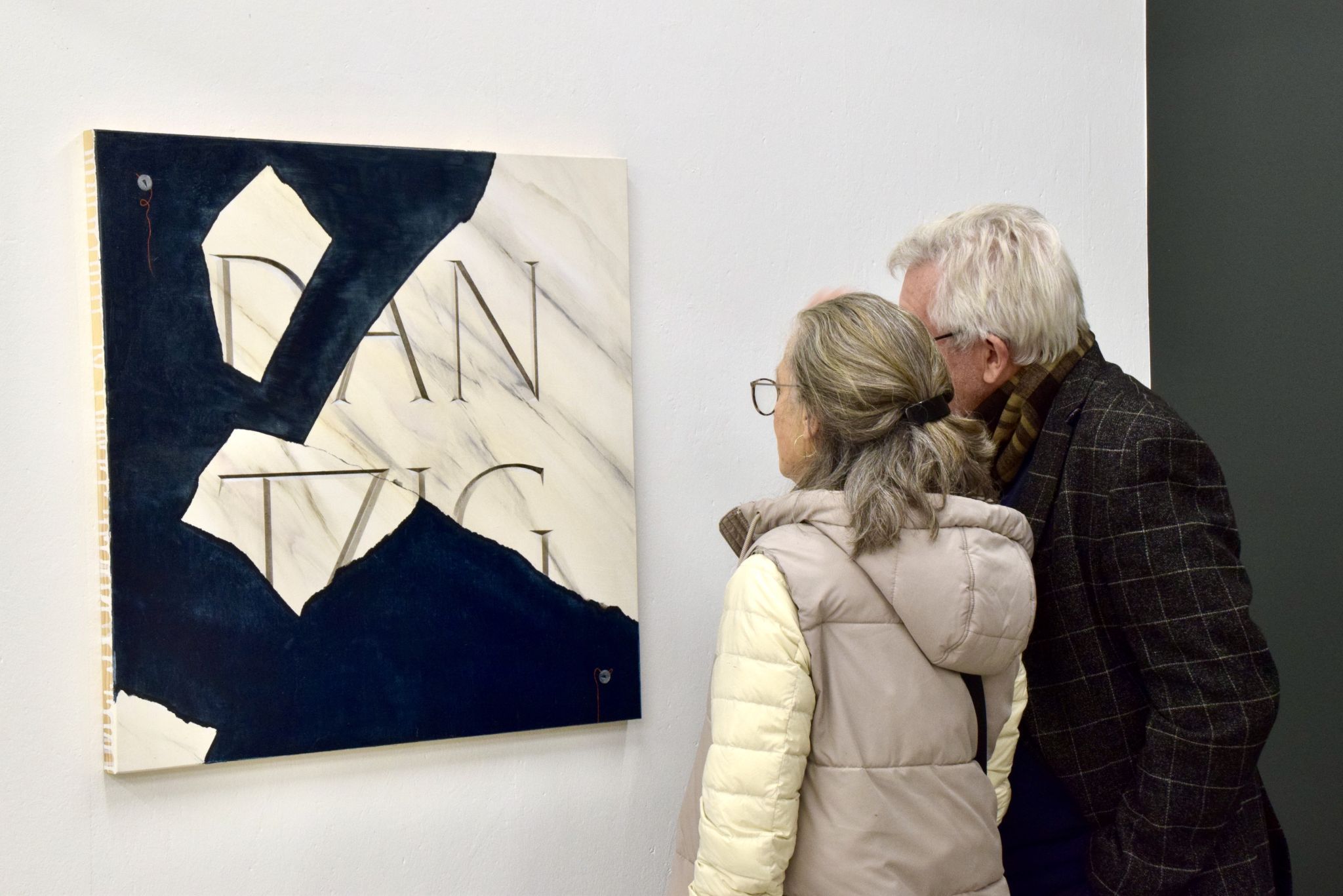 Ausstellungsbesucher vor einem Kunstwerk von Markus Proschek.