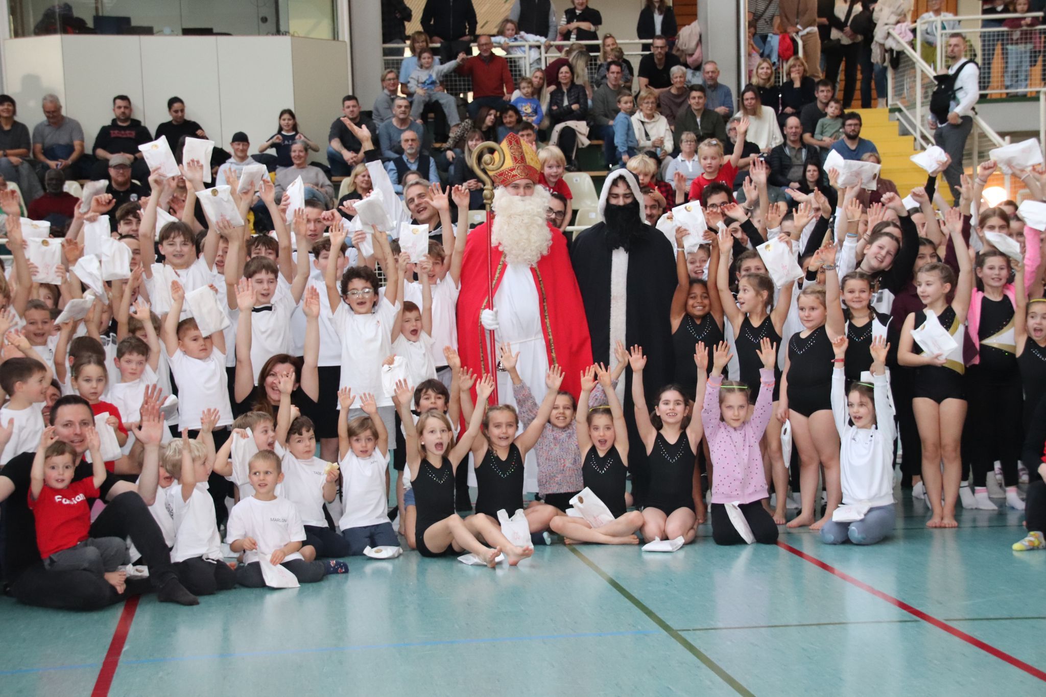 Jubelstimmung beim traditionellen Nikolausturnen. (Foto: NAM)