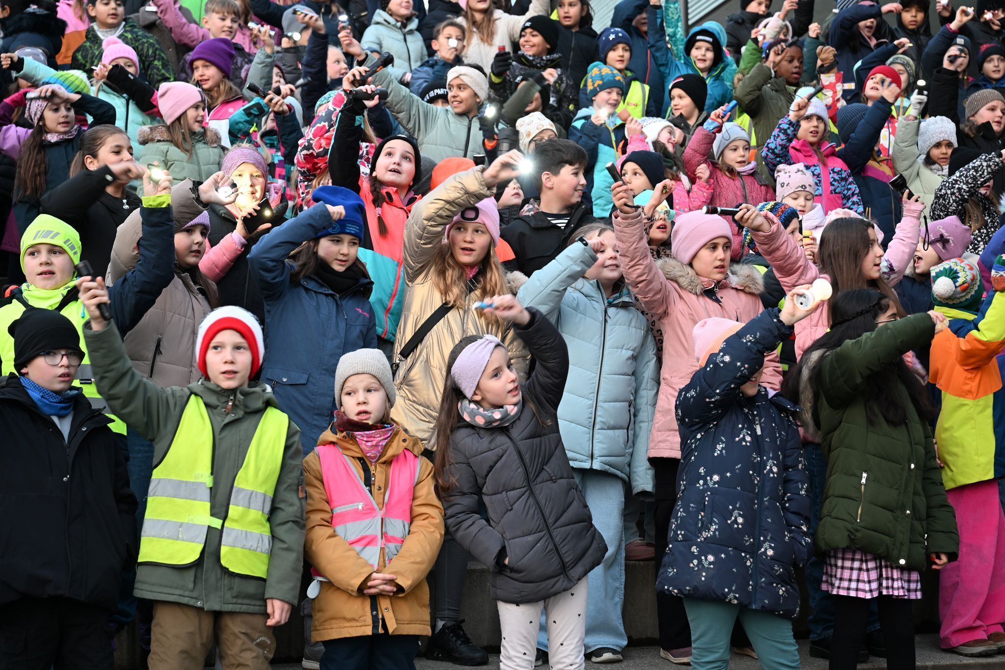 Beim Lichterkinder-Lied schwangen die Schüler Taschenlampen.
