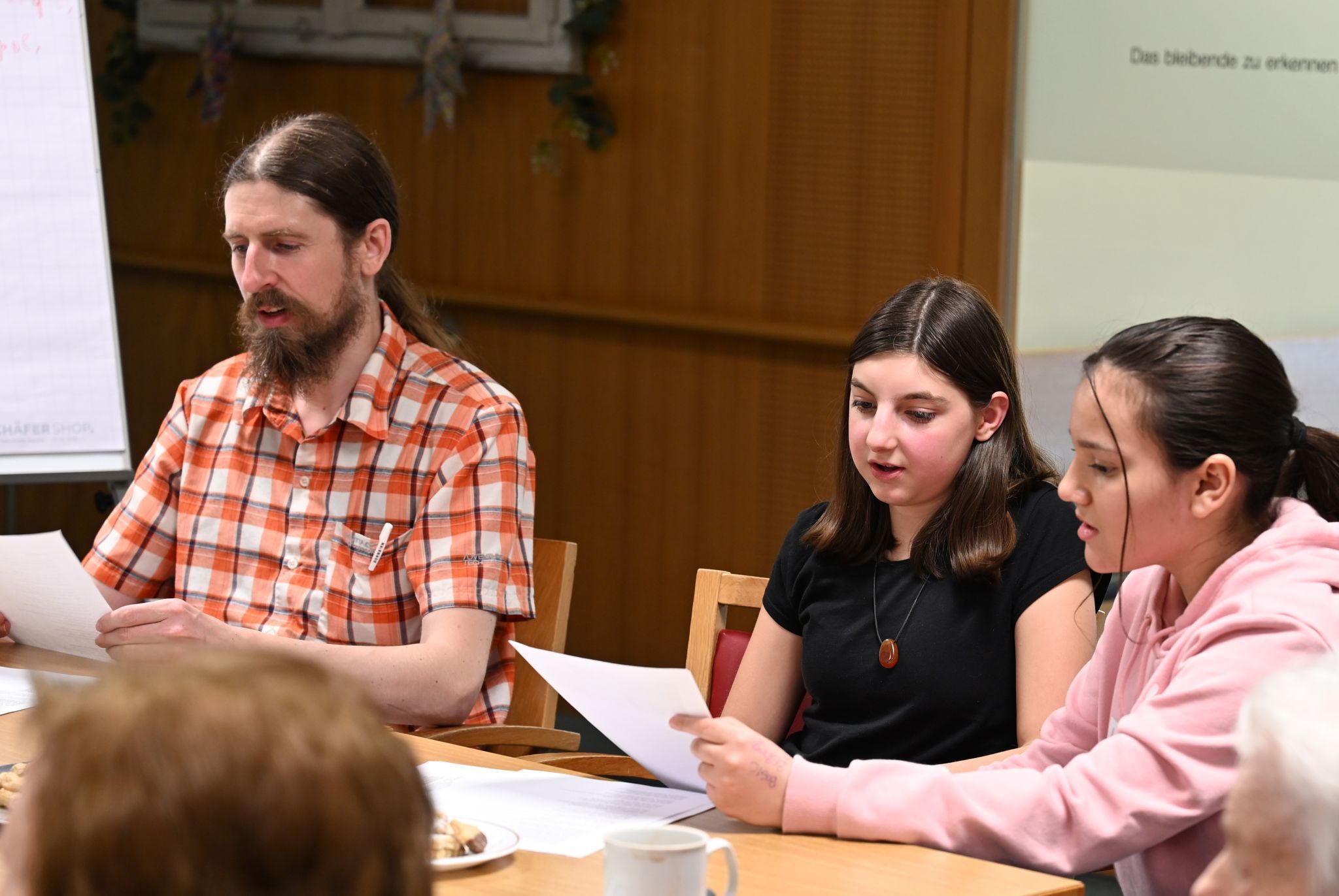 •	Beim Singen machten Jung und Alt gemeinsam mit.