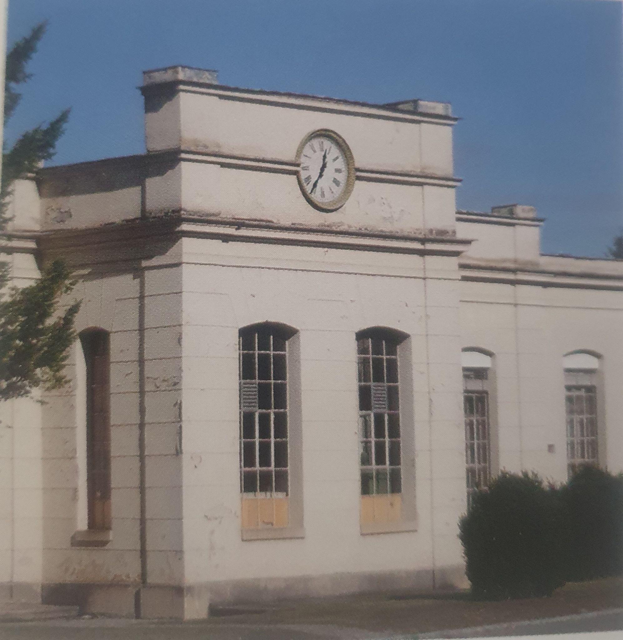 Schaufassade mit Fabriksuhr 2013, Foto: Böhringer