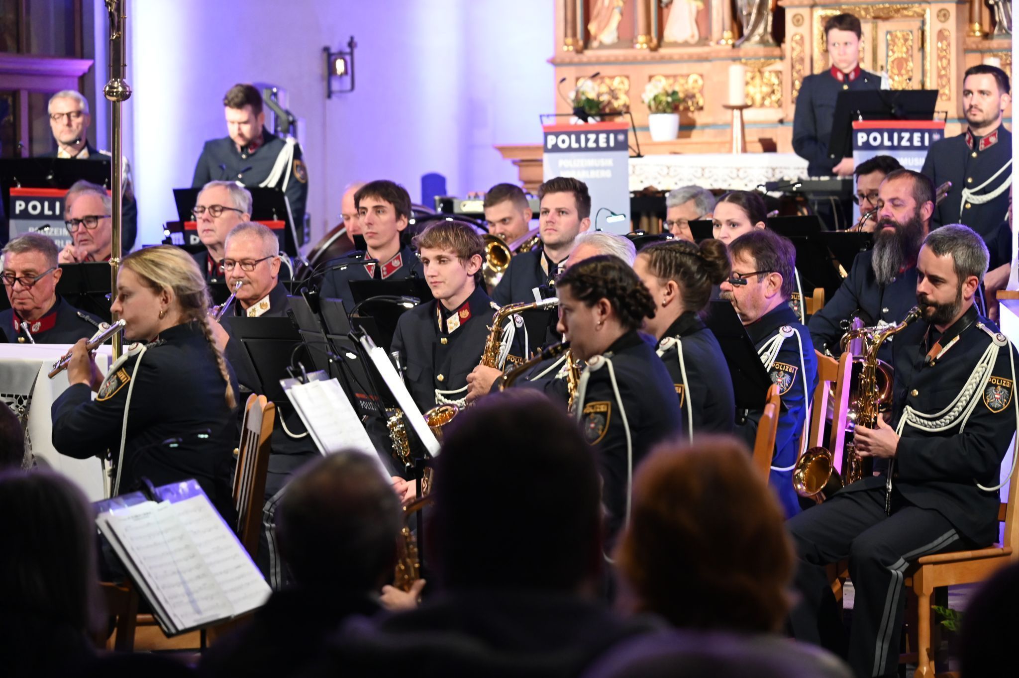 Die Polizeimusik Vorarlberg unter der Leitung von Kapellmeister Christian Tschütscher begeisterte mit einem stimmungsvollen Adventkonzert. (Foto: Robert Novak).