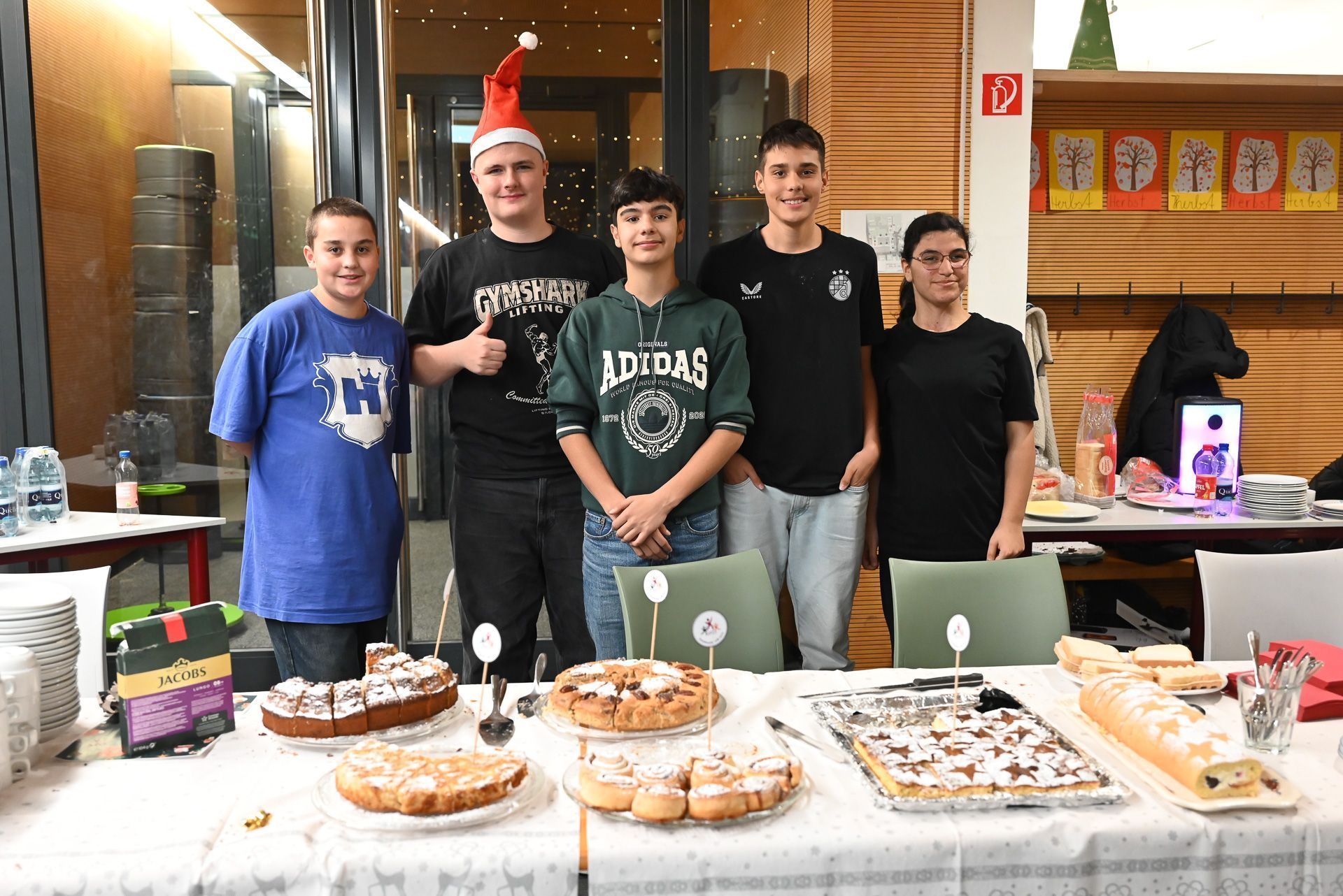 Nach dem Elternsprechtag konnten sich die Eltern bei Timo, Joel, Barkin, Antonia und Maral mit Kaffee und Kuchen stärken.