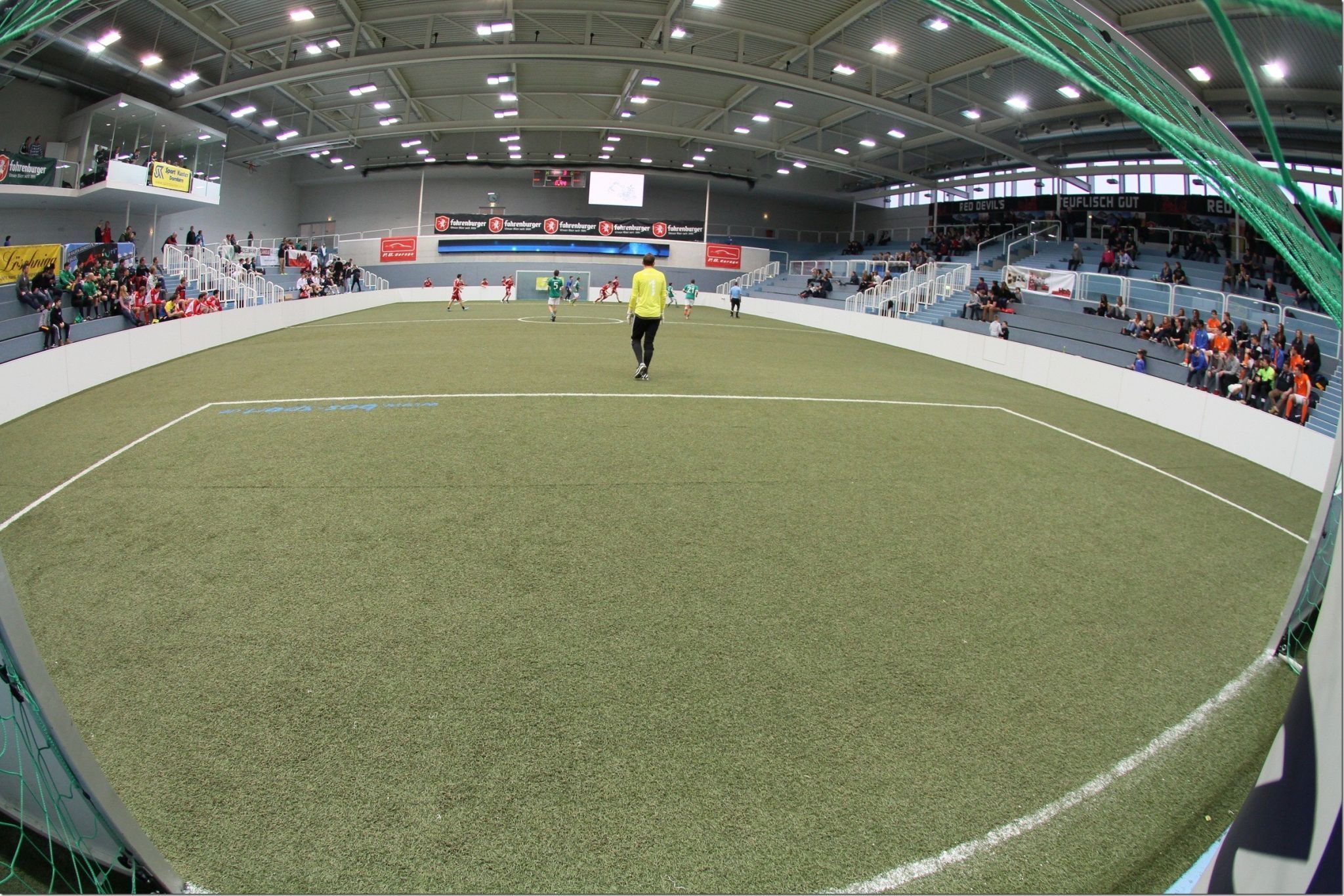 Auf einem modernen Kunstrasen wird gespielt. 