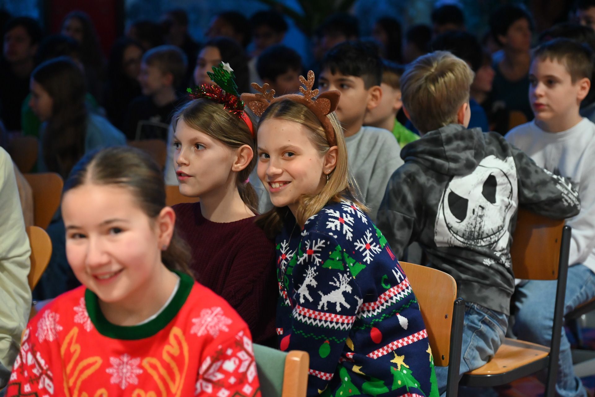 Die Schüler freuten sich, gemeinsam mit ihren Mitschülern, in der Aula zu feiern.
