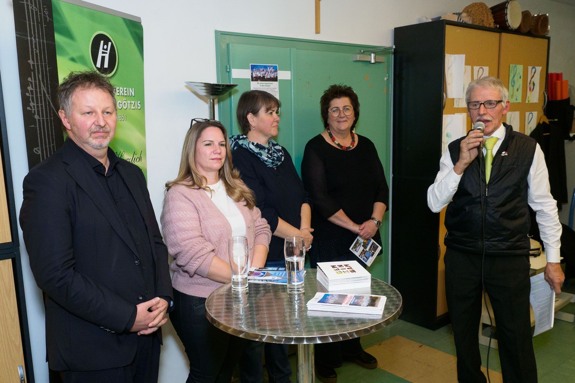 Josef Lercher, Vzbg. Daniela Ritter, Barbara Nachbaur (PGR), Obfrau Isolde Nachbaur vor der Übergabe des Spendenscheckss