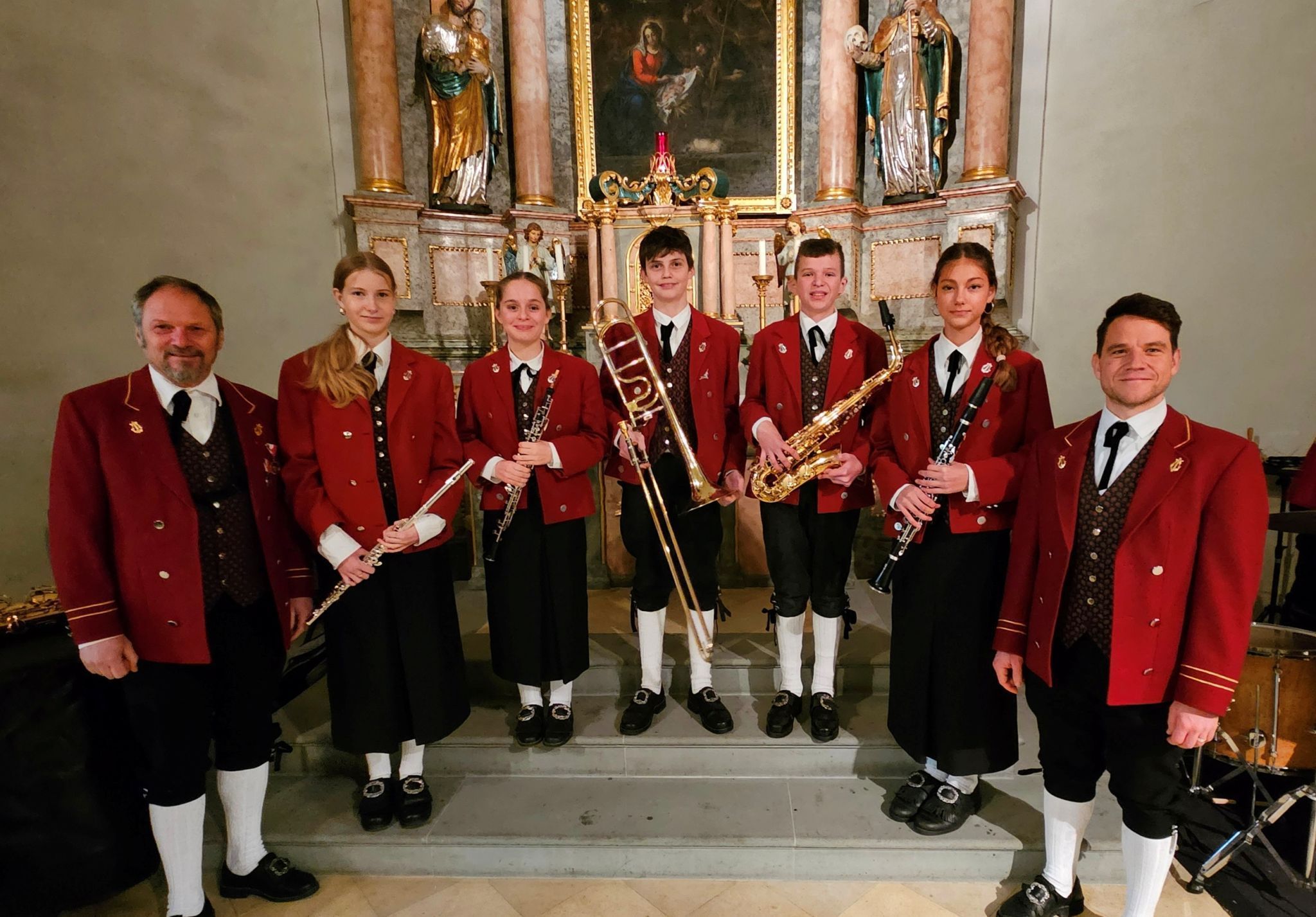 Ihren ersten erfolgreichen Konzertauftritt in der großen Musik hatten die Jungmusikanten Katharina Hämmerle (Querflöte), Anna Moosbrugger (Oboe), Elias Schmid (Posaune), Maxi Forster (Saxophon) und Johanna Guschl (Klarinette), im Bild mit Vorstand Helmut Immler und Kapellmeister Rafael Ohmayer.