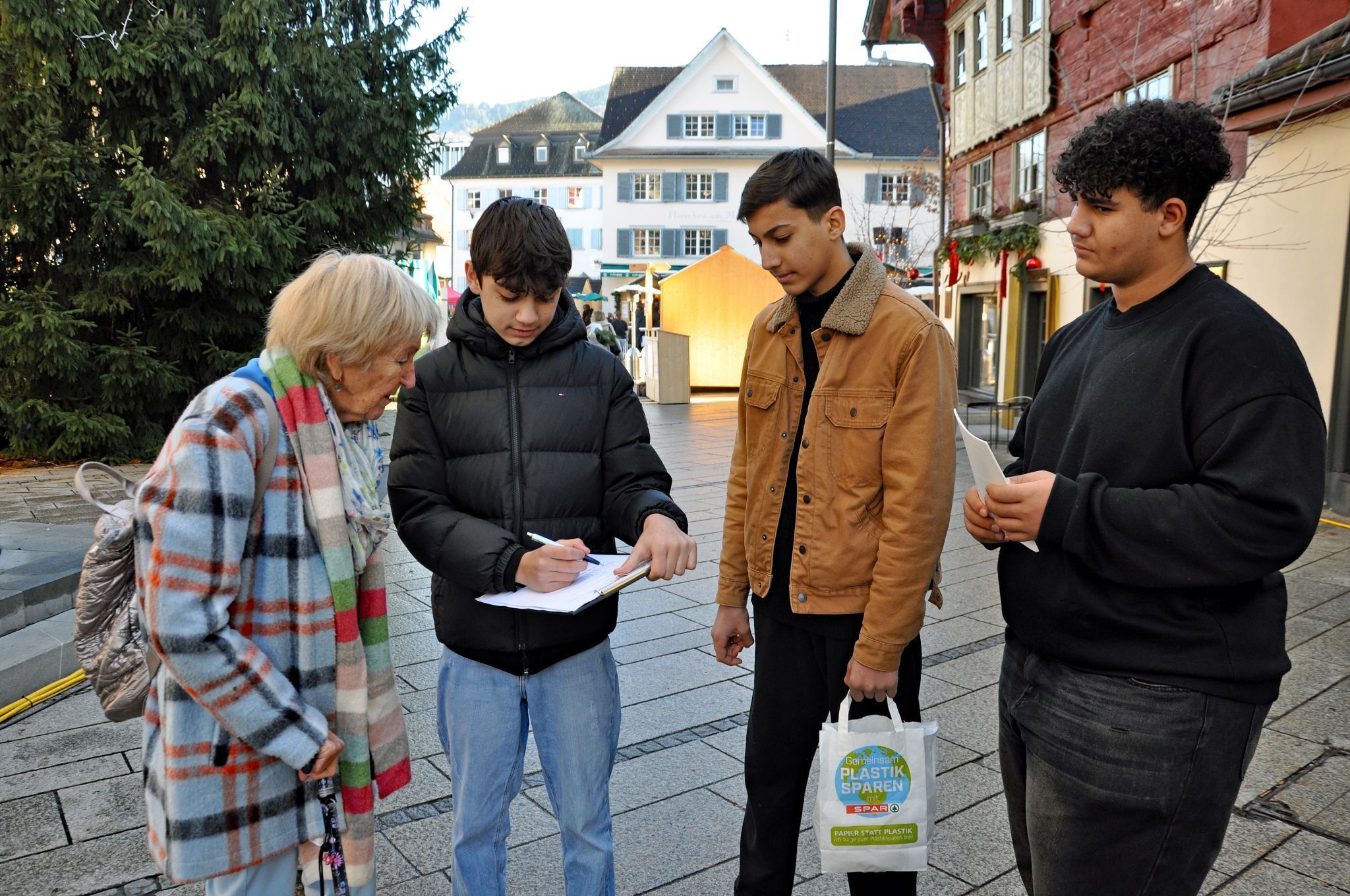 Die Mittelschüler befragten Marktbesucher zu ihrem Umgang mit Lebensmitteln.