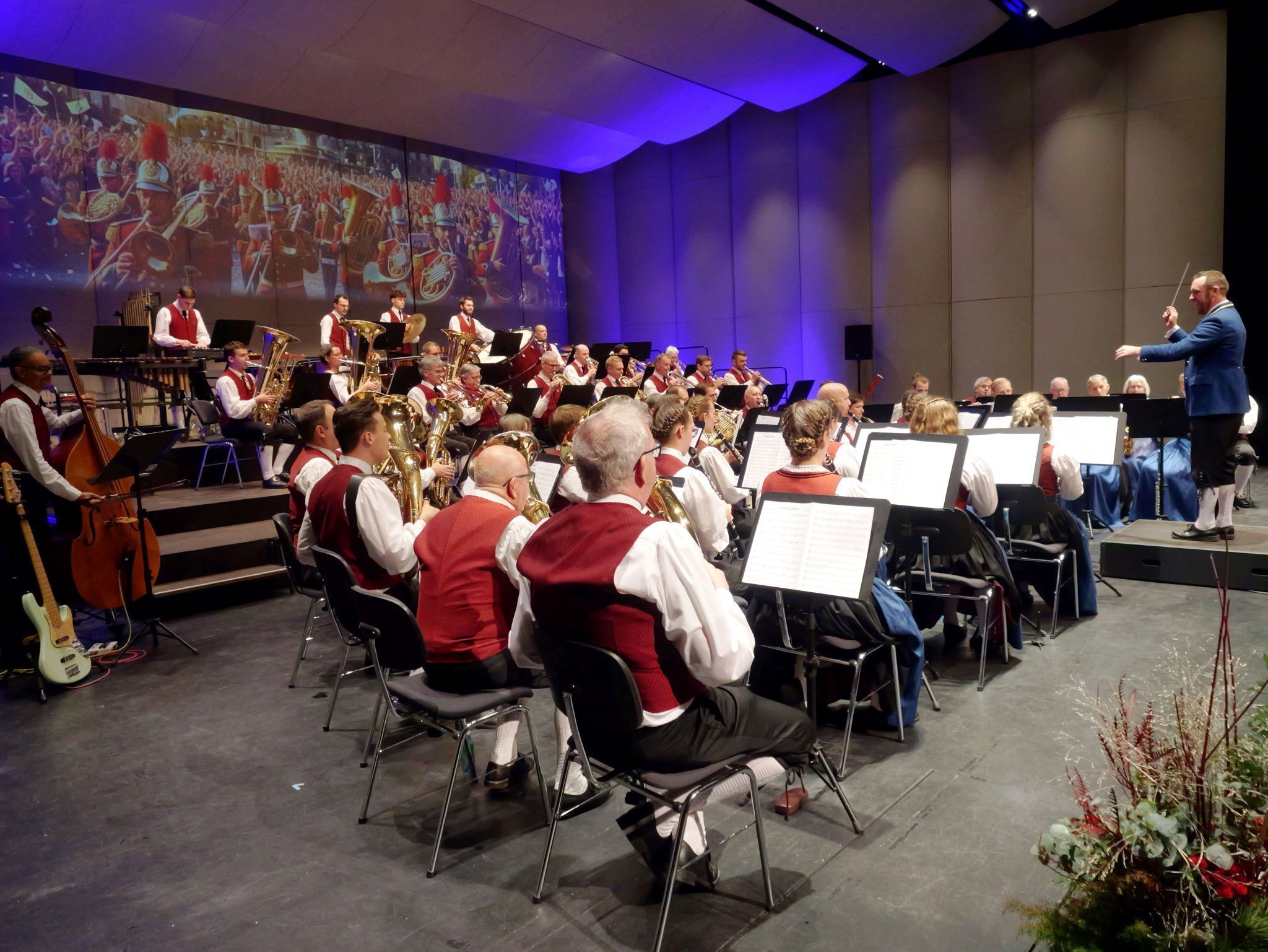Kapellmeister Mario Wiedemann führte präzise und leidenschaftlich durch das Programm.