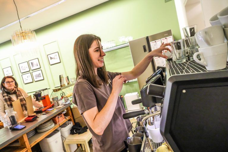 Vorarlbergs erstes ‚analoges‘ Lokal – "Mein Café ist handyfreie Zone"