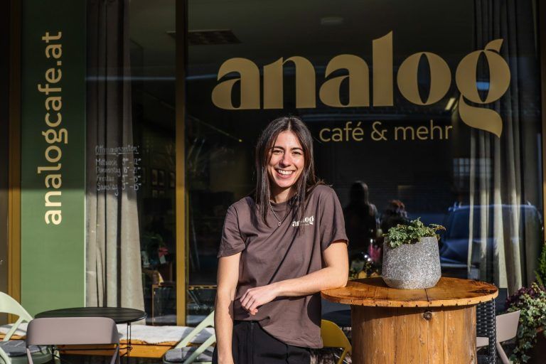 Vorarlbergs erstes ‚analoges‘ Lokal – "Mein Café ist handyfreie Zone"
