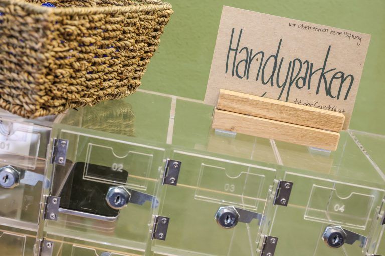 Vorarlbergs erstes ‚analoges‘ Lokal – "Mein Café ist handyfreie Zone"