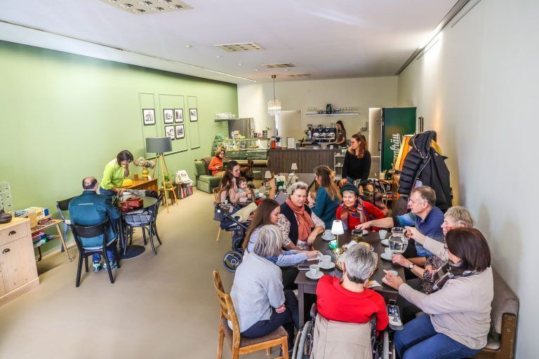 Vorarlbergs erstes ‚analoges‘ Lokal – "Mein Café ist handyfreie Zone"