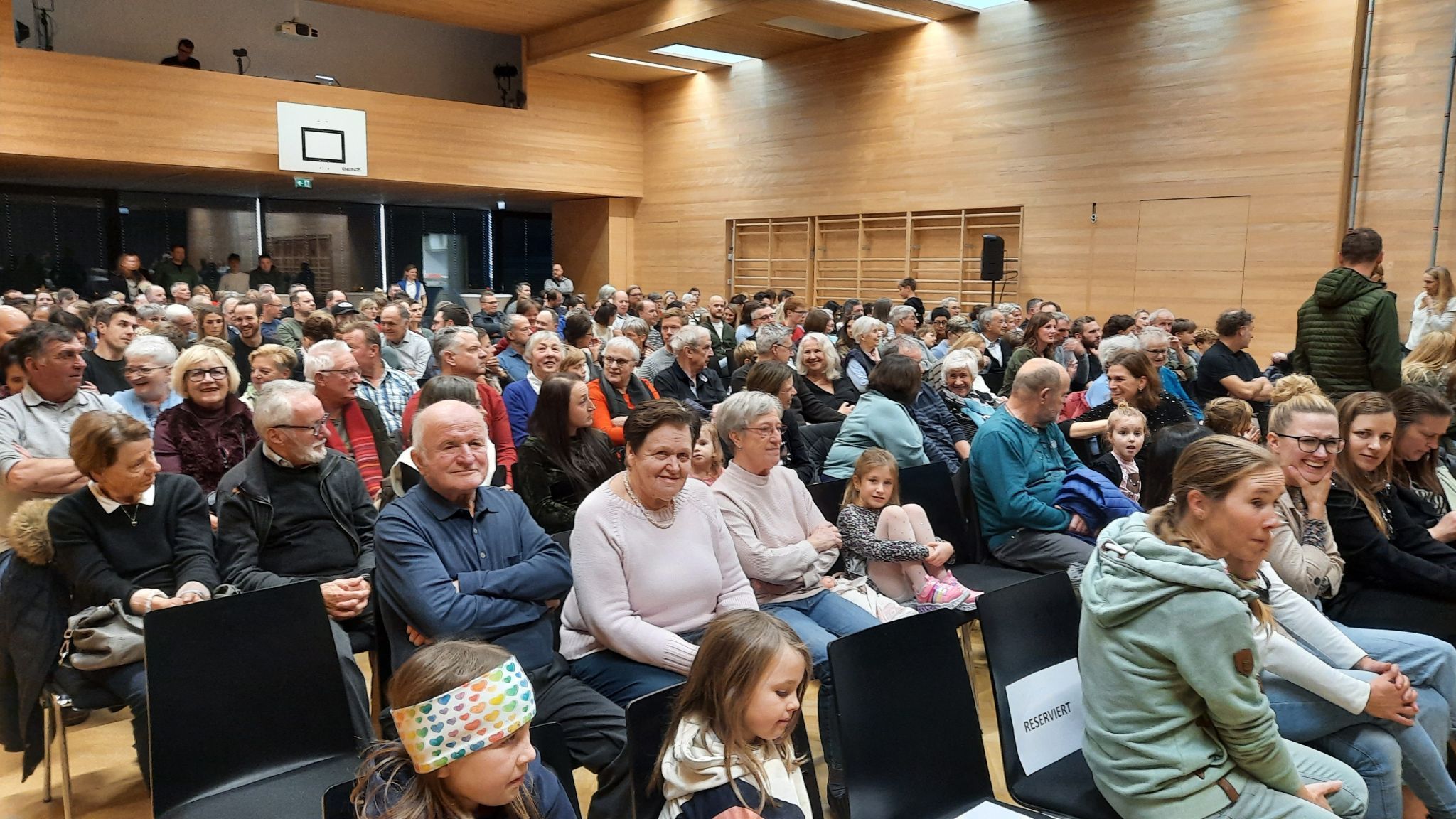Volles Haus bei der Hauptaufführung zum Advent-Musical der Volksschule buch am ersten Adventsonntag.