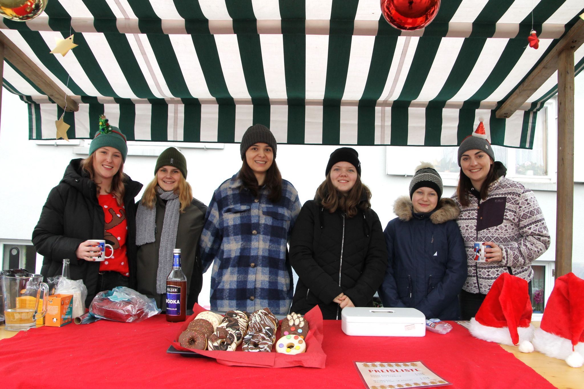 Gute Stimmung bei der Abordnung der Damen- und Teenygarde der Fasnatzunft Buch 