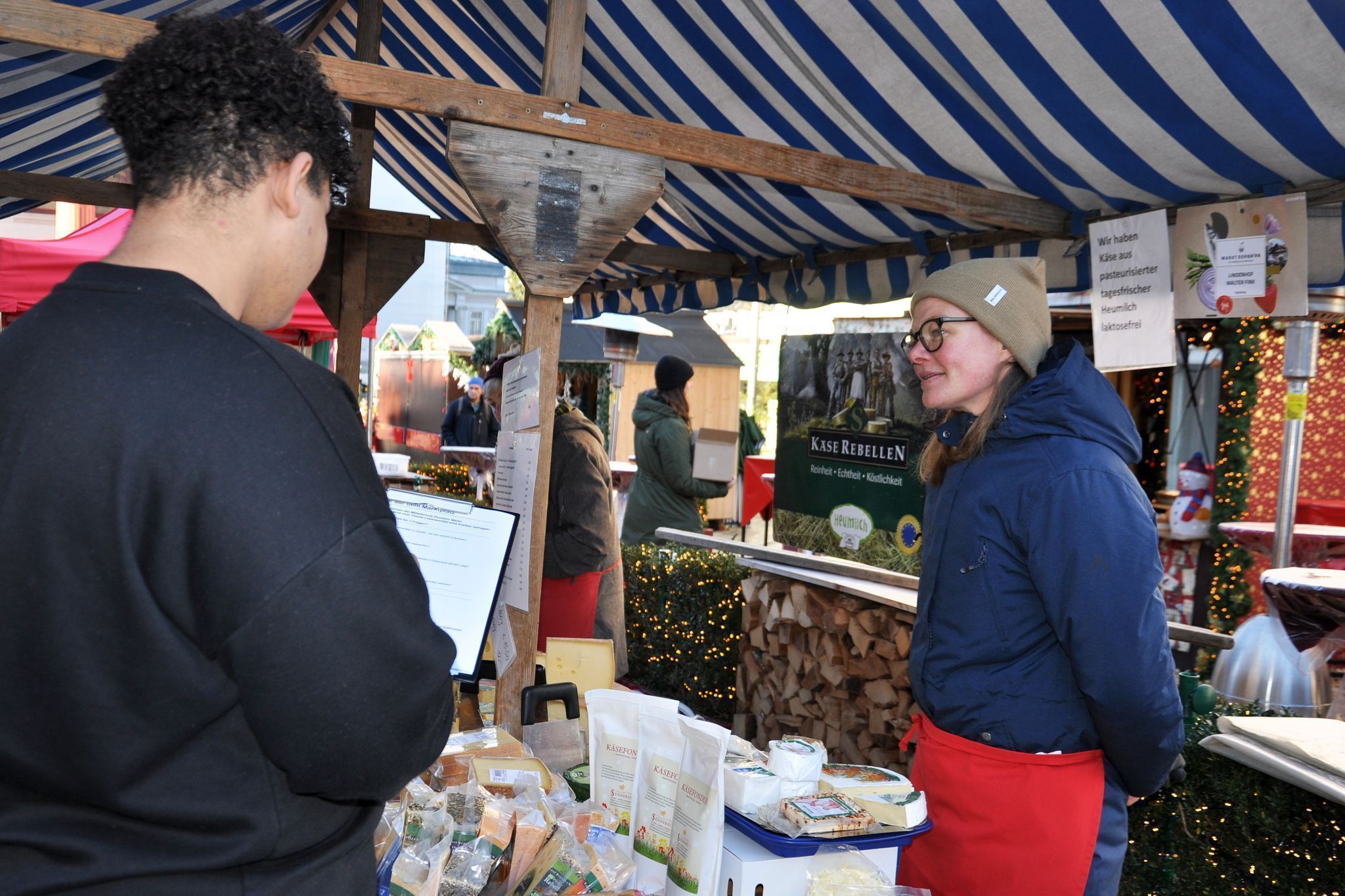 Die Schüler interviewten auch Kaufleute am Markt.