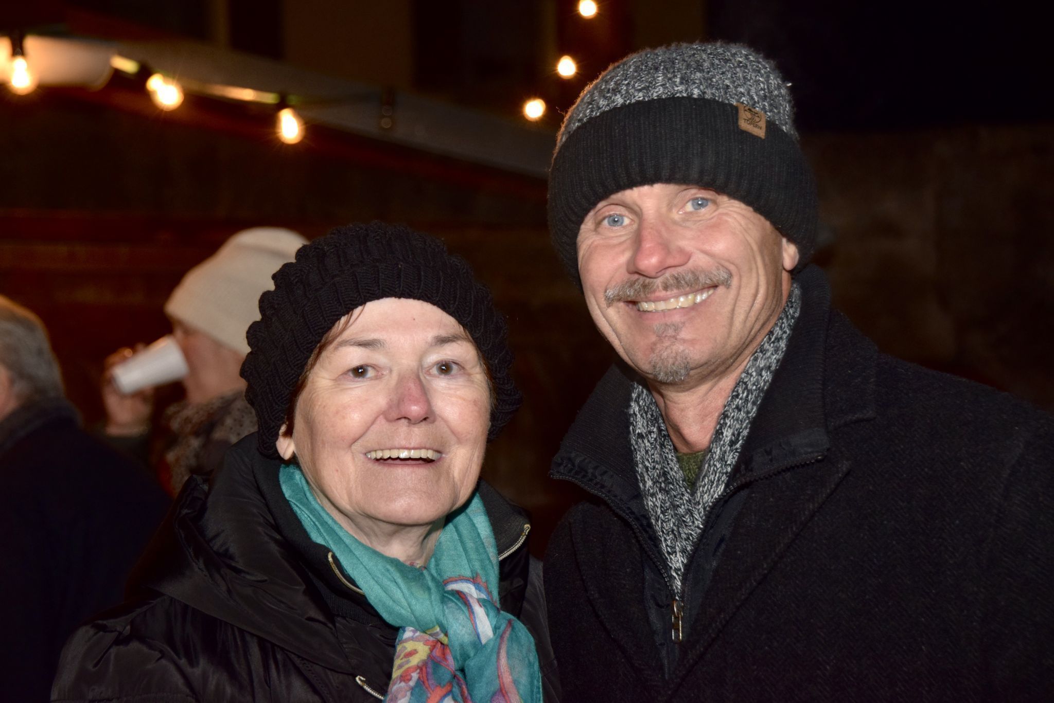 Die gute Stimmung beim Adventmärktle im Innenhof des Franziskanerklosters in Bludenz genossen auch Verena Becker und Markus Lenk.