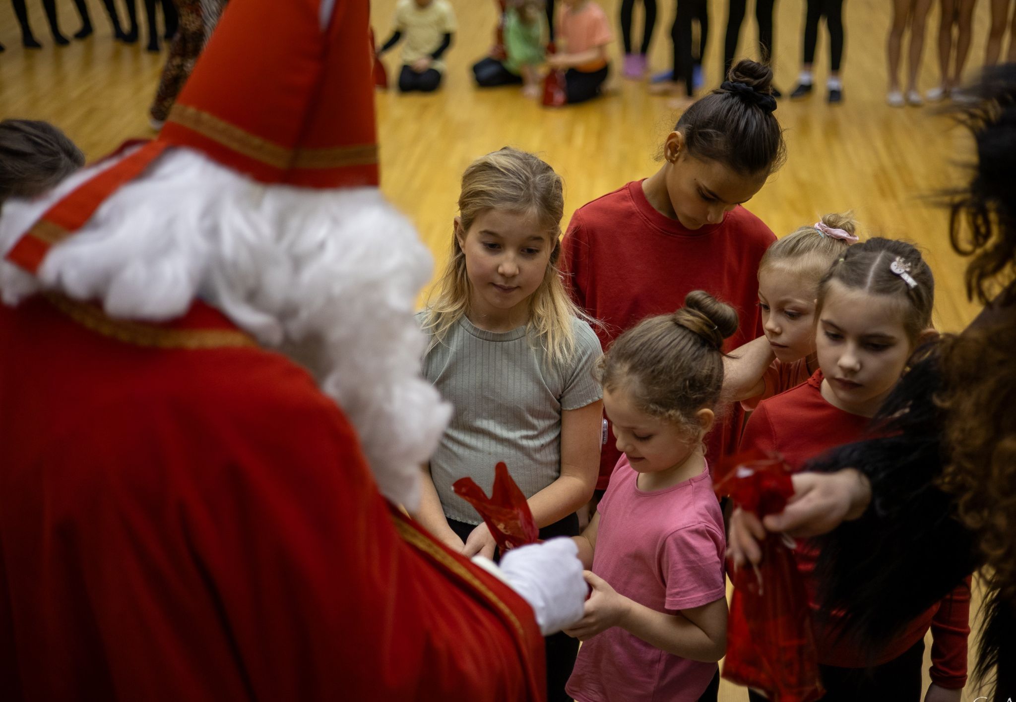 Der Nikolaus hatte für jede Gymnastin ein Sackerl dabei.