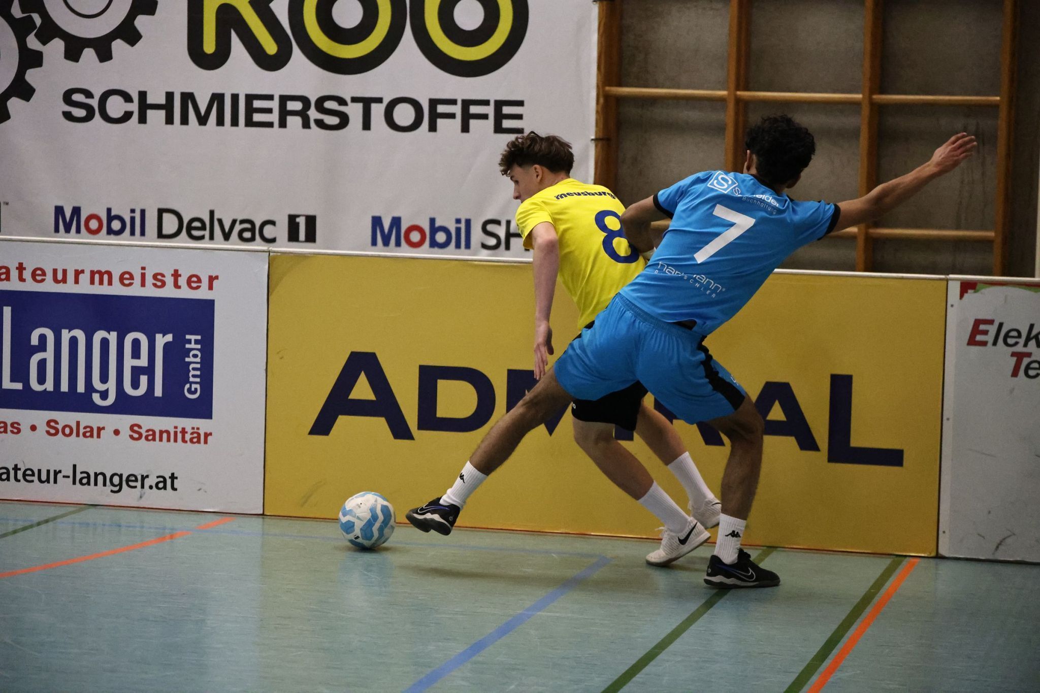 Yousif Kadhim im Zweikampf mit einem Wolfurter Spieler.